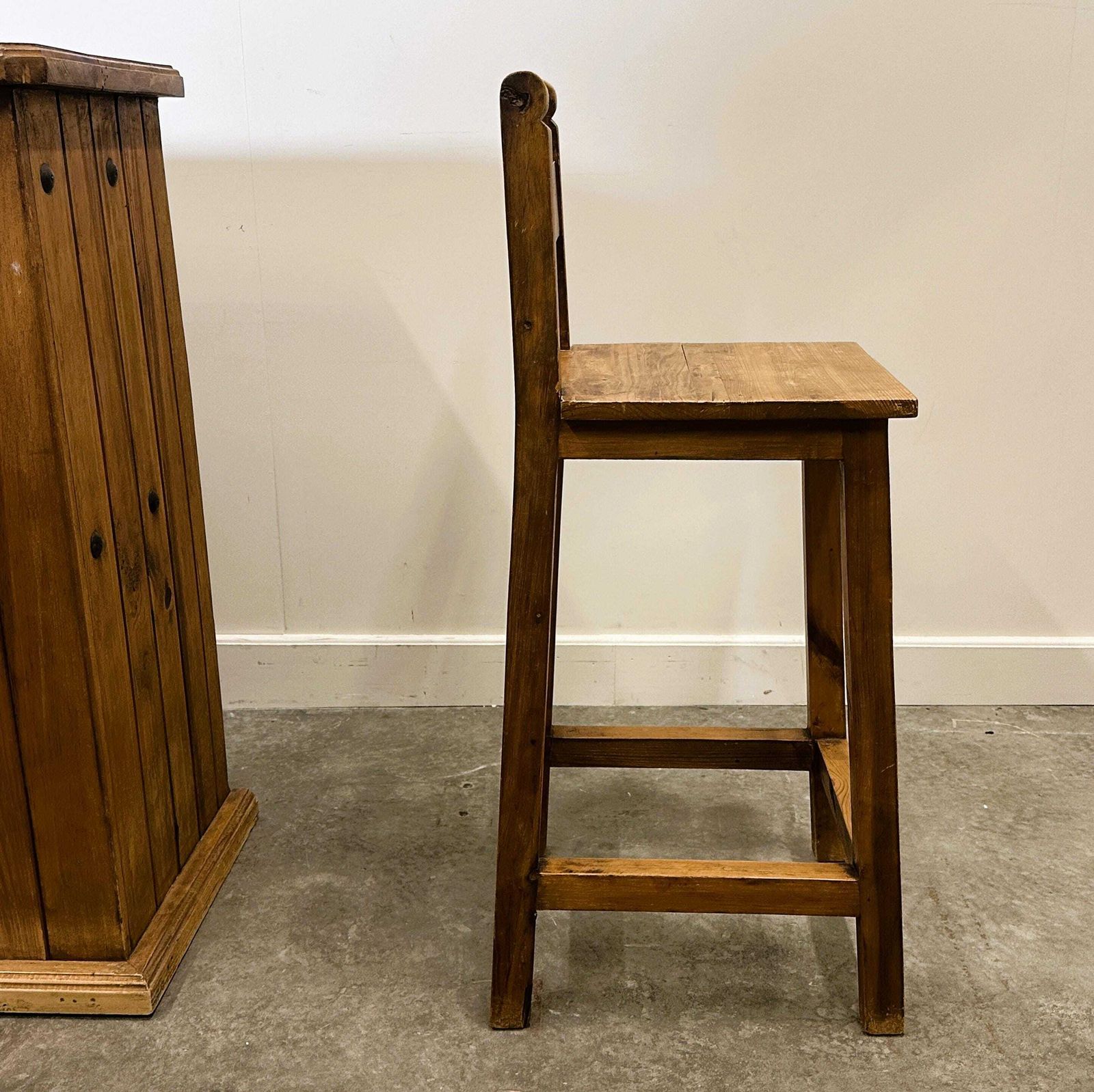 Rustieke Massief Houten Bartafel Met 4 Bijpassende Barkrukken – Wijnrek & Opbergruimte – Landelijke Stijl, Jaren 1980 photo buy