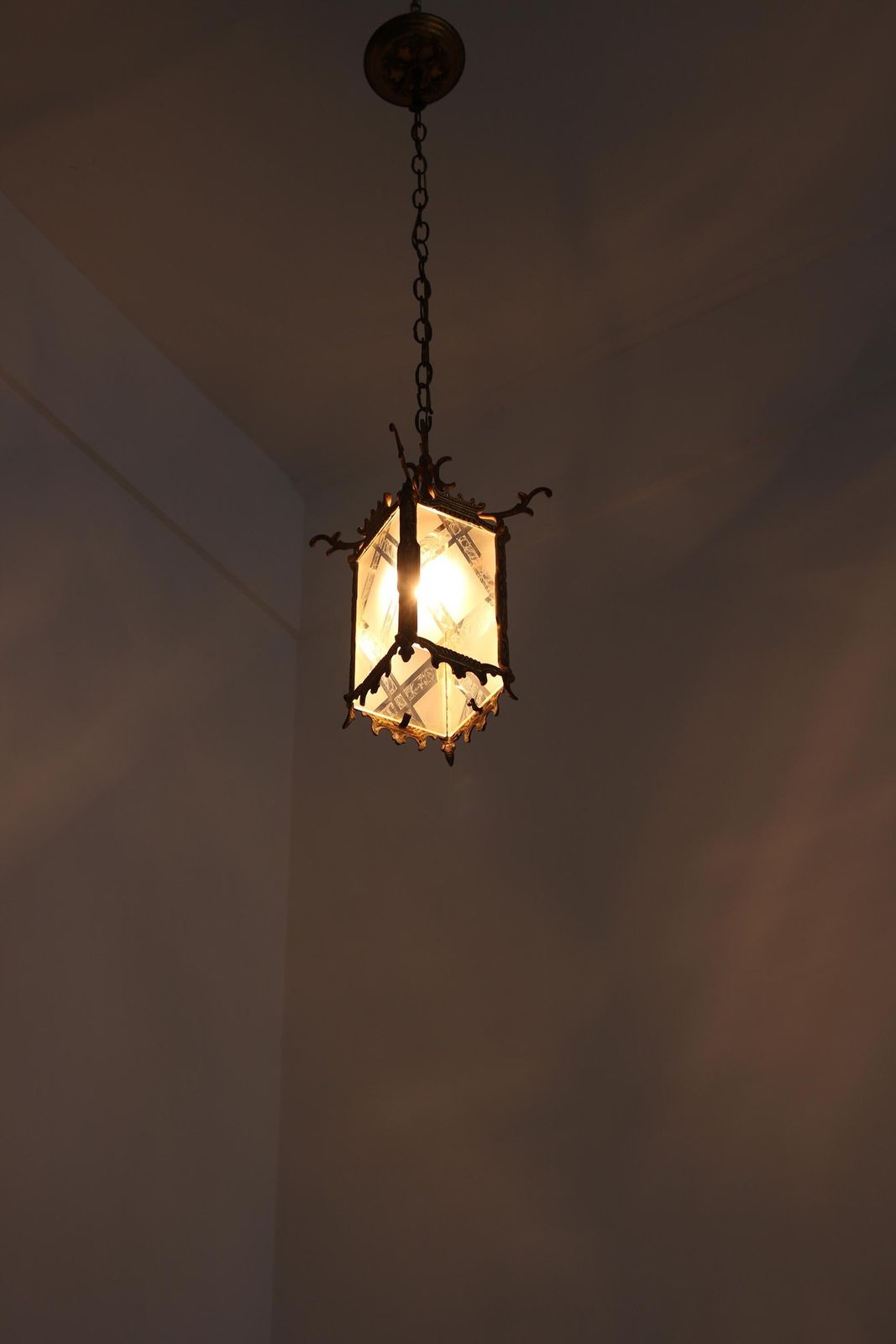 photo furniture Elegant Antique Brass Etched Glass Hanging Lantern – Japanese / Oriental Inspired Design