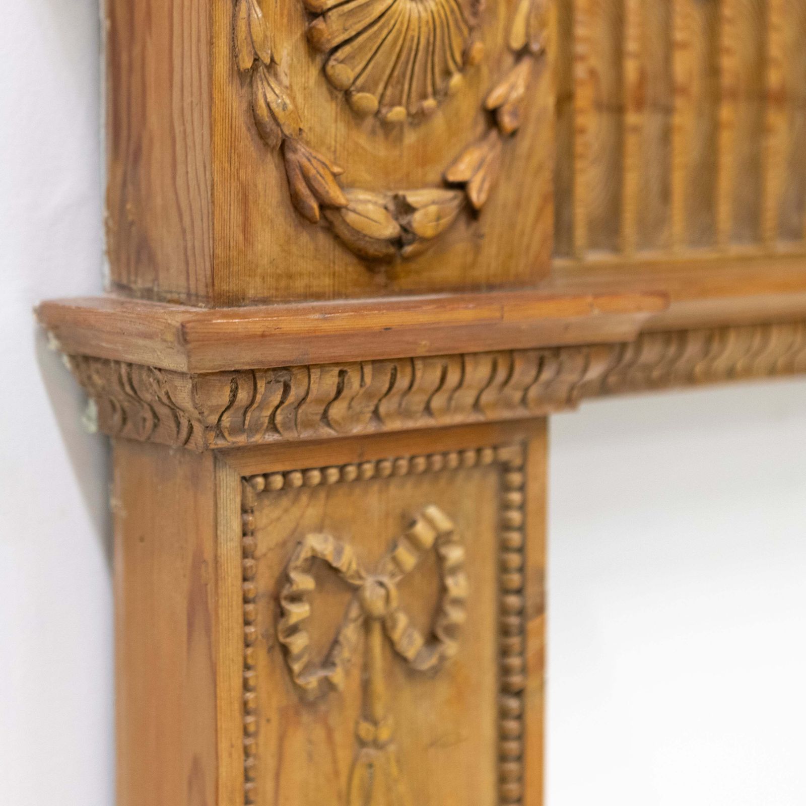 photo vintage Antique Georgian Pine Wooden Fireplace Surround