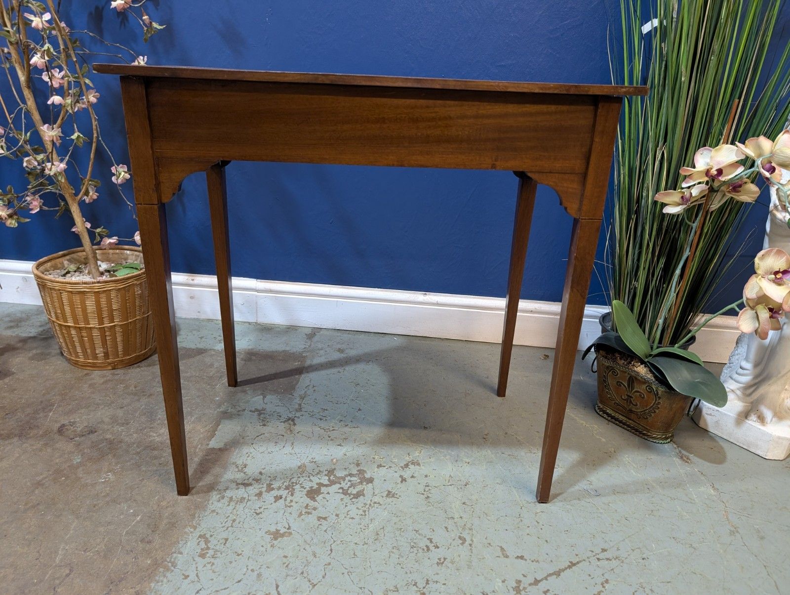 photo furniture Edwardian Mahogany Side Table Elegant Legs Wine End Antique Polished Inlaid