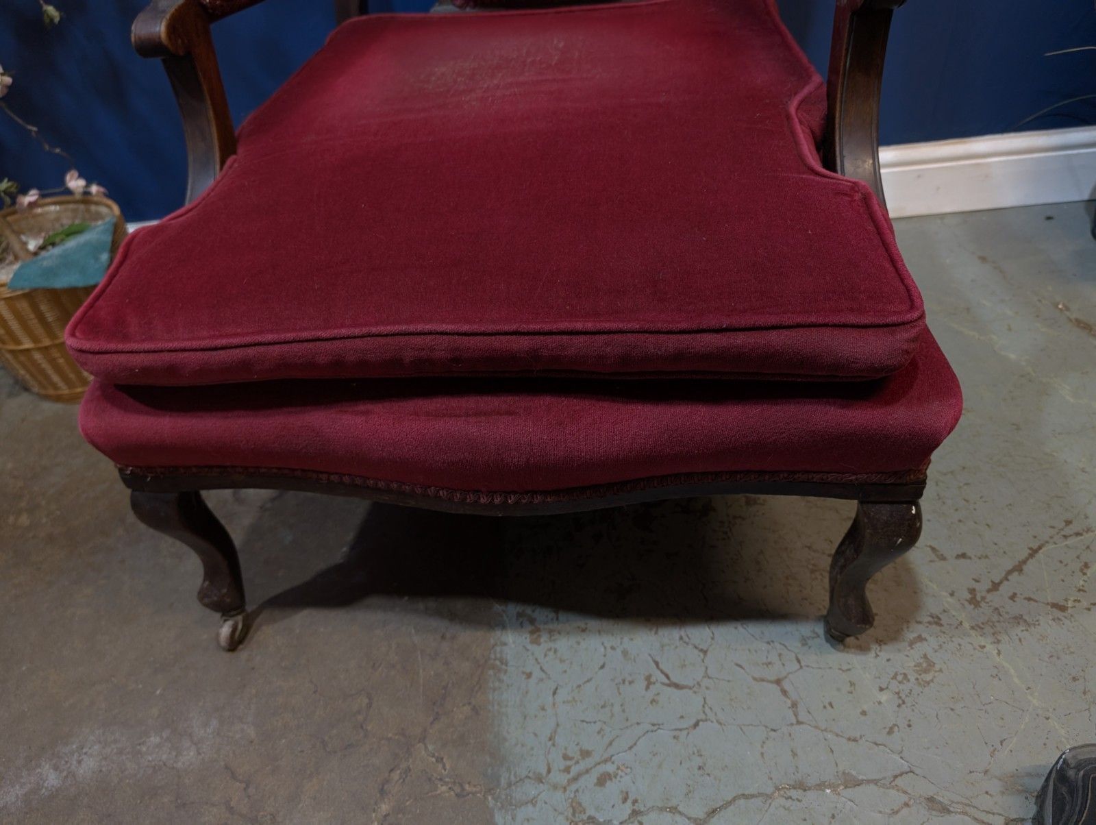 photo vinterior Antique Victorian Upholstered Armchair Red Velvet Throne Mahogany.