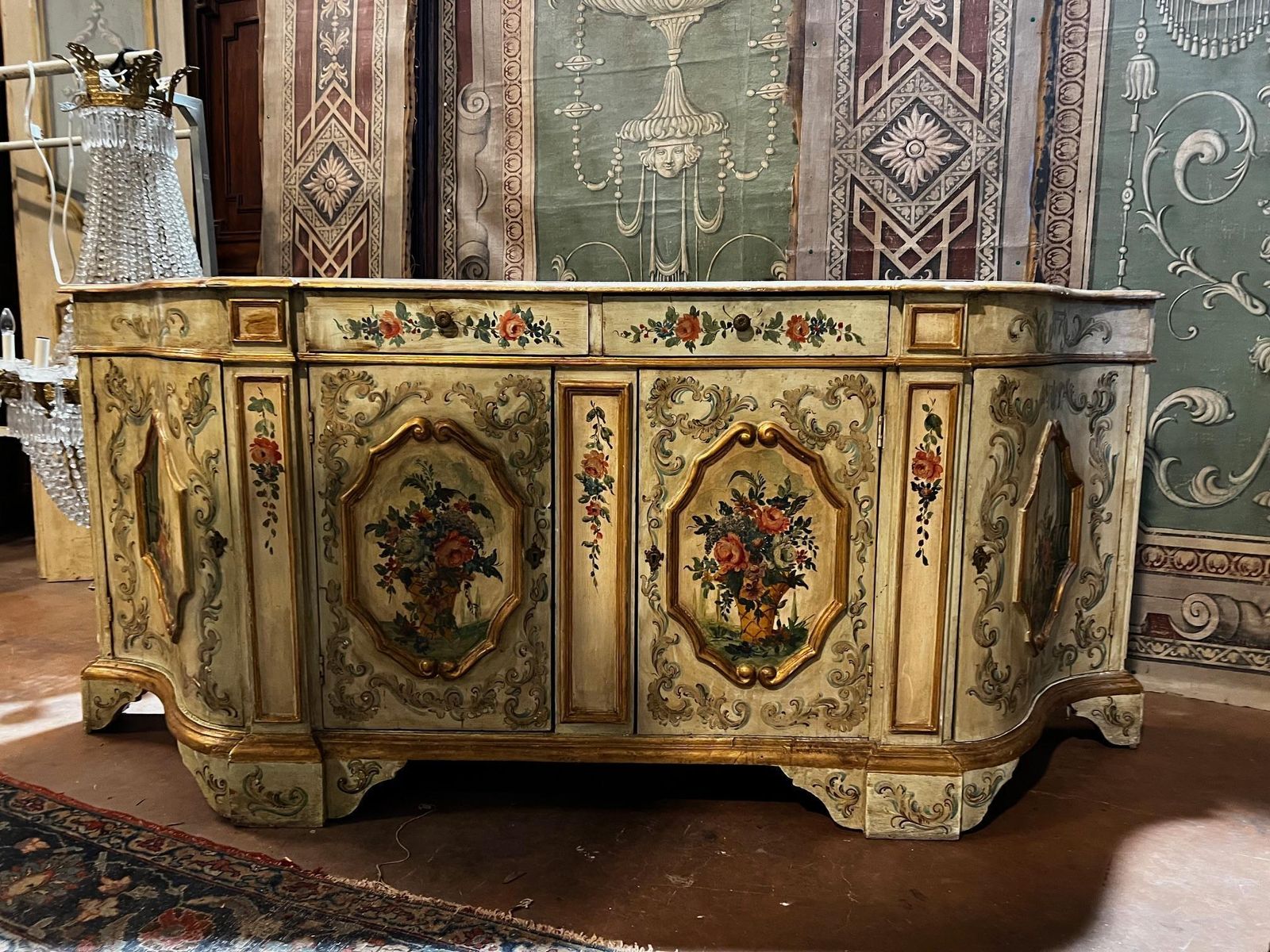 Credenza Scantonata A 4 Ante Con Decori Floreali, Italia photo buy