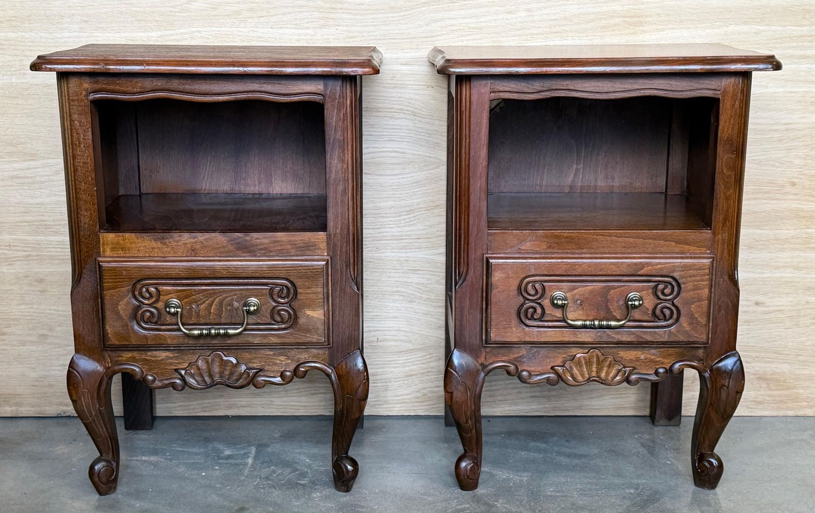 Paire de tables de chevet françaises en bois massif sculpté, tiroir bas, XXe siècle photo furniture