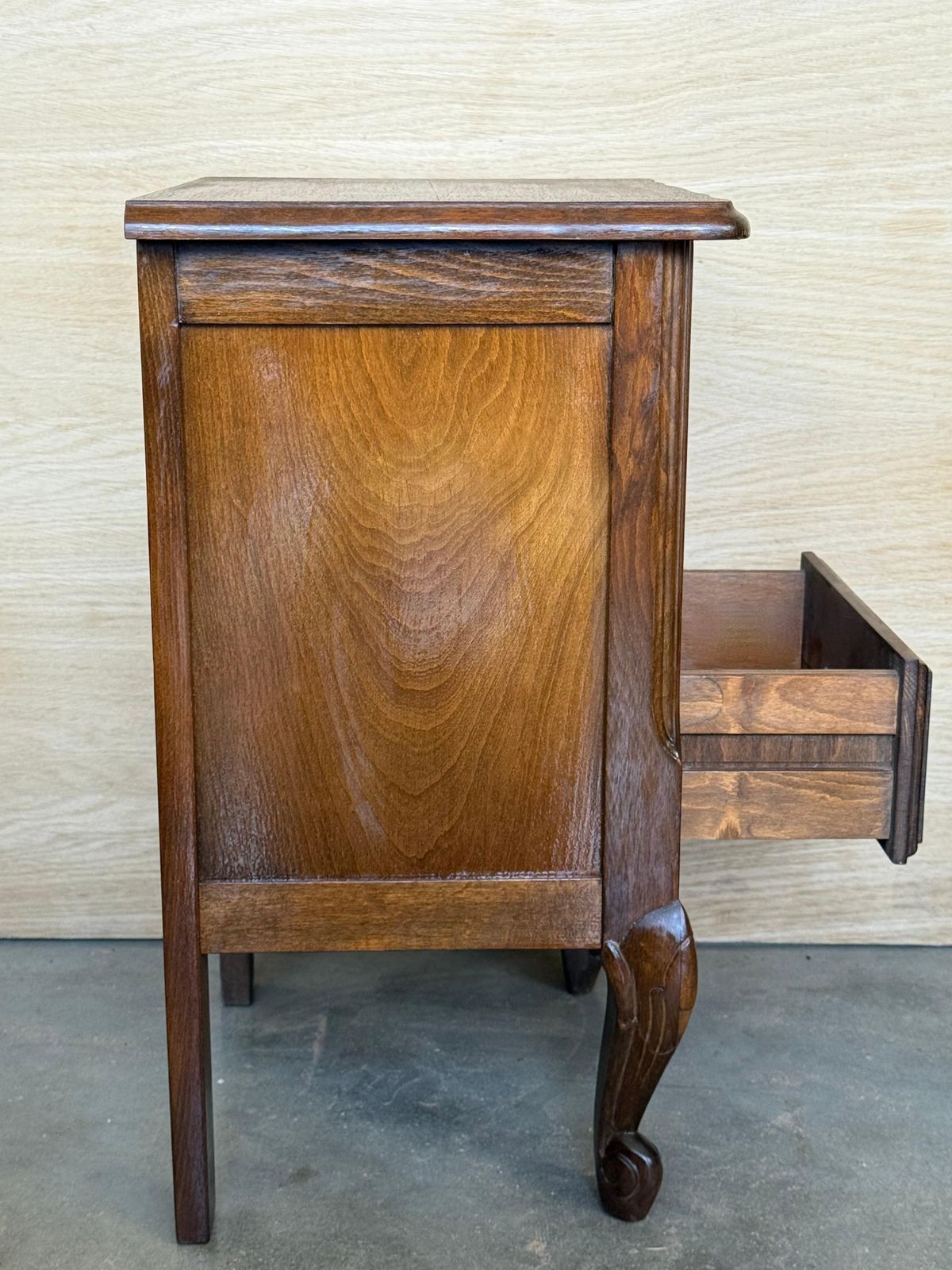 Paire de tables de chevet françaises en bois massif sculpté, tiroir bas, XXe siècle photo buy