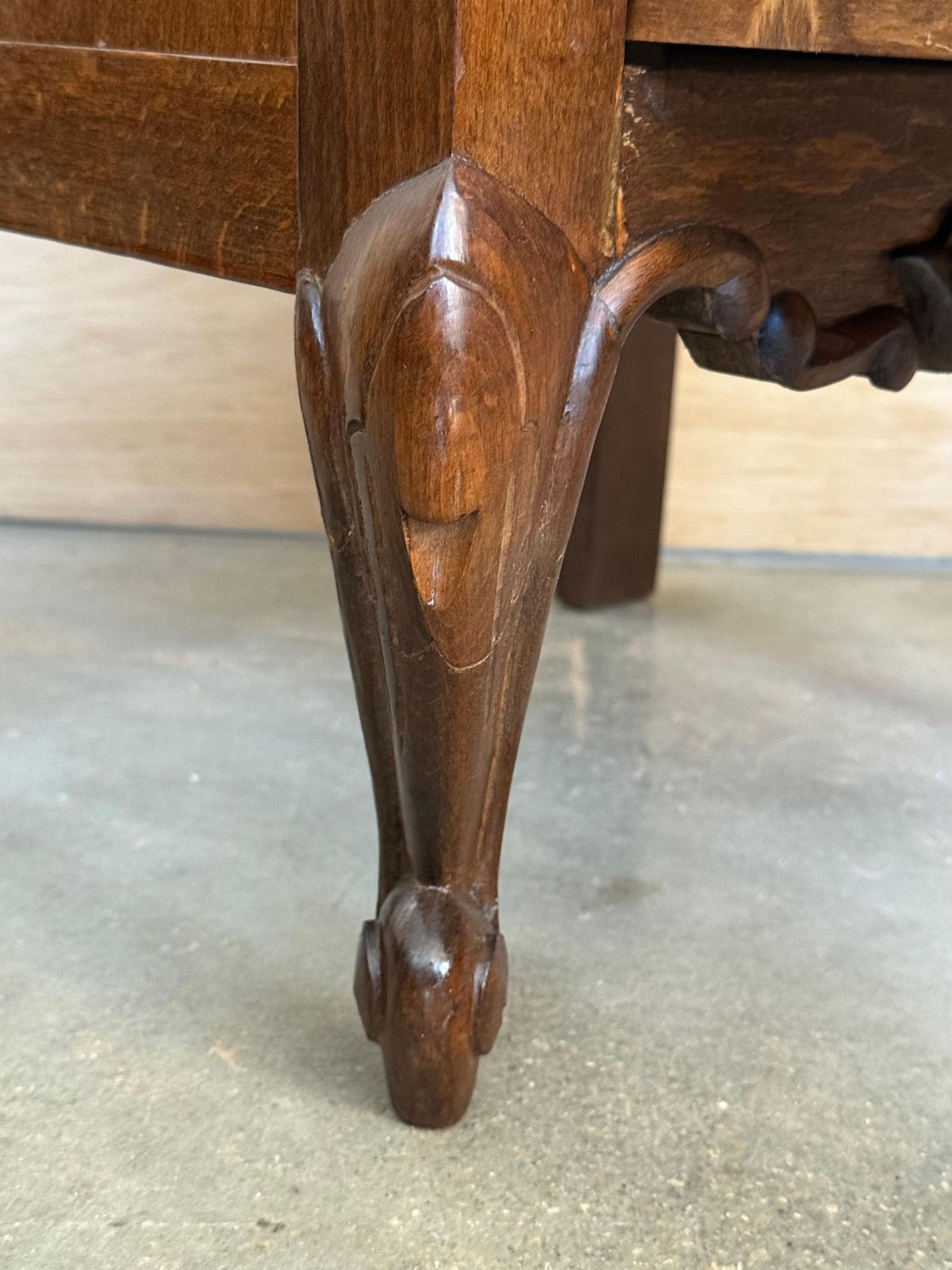 photo for sale Paire de tables de chevet françaises en bois massif sculpté, tiroir bas, XXe siècle