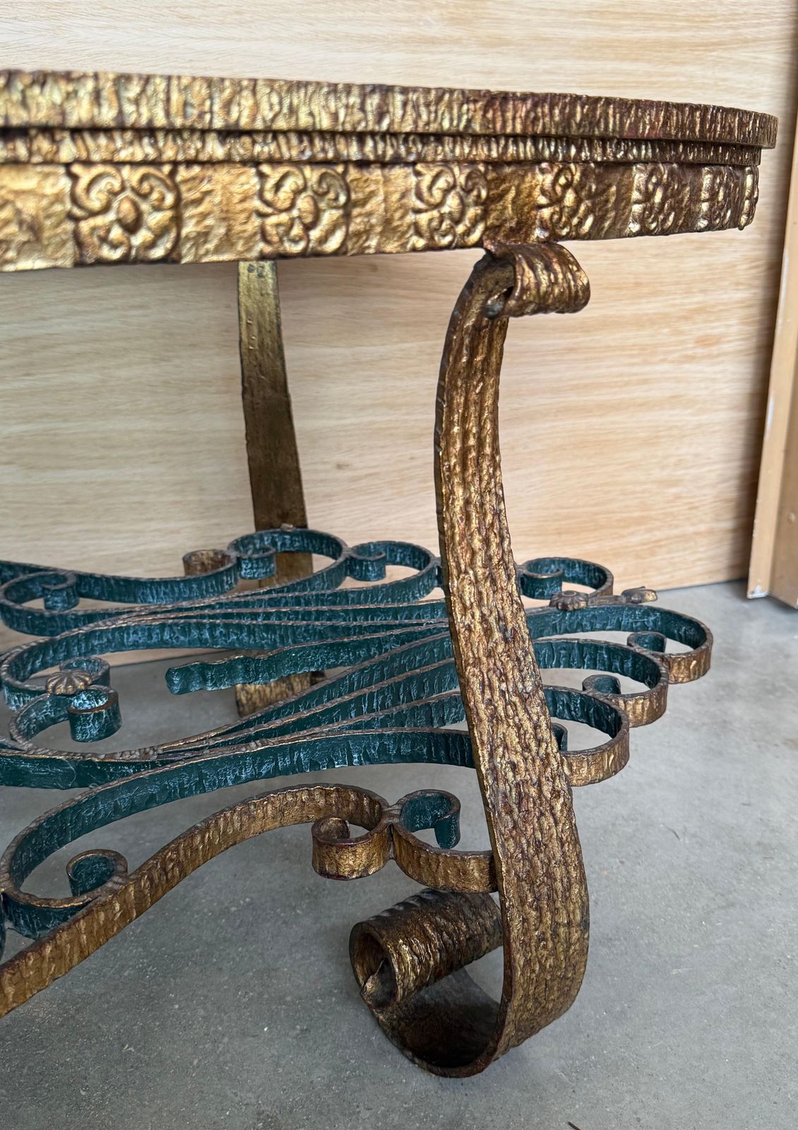 Mobilier Table basse italienne Hollywood Regency en fer doré, ovale à 2 niveaux, décor de corde et glands photo