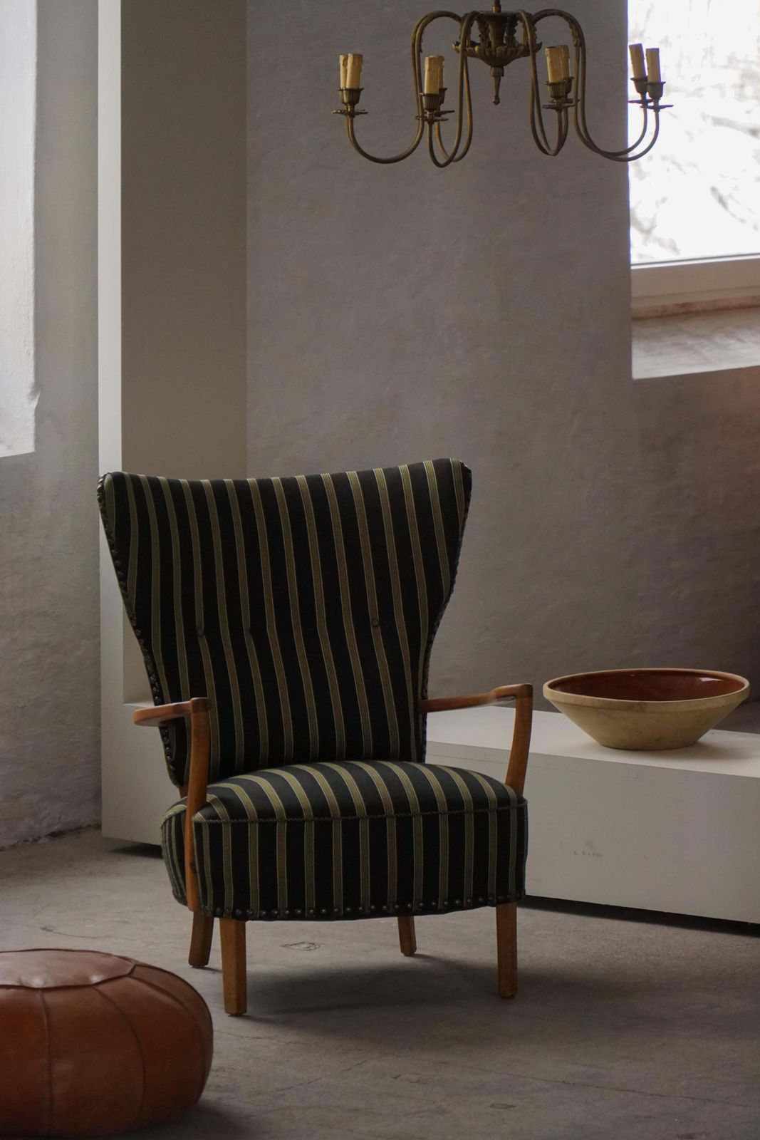 Danish Mid Century Modern, Wingback Lounge Chair In Oak, Viggo Boesen, 1950s photo vinterior
