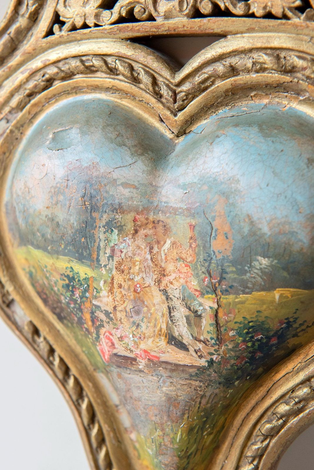 Antieke Franse Vergulde Wandkandelaar, 19e Eeuw — Met Handgeschilderd Hartpaneel, Zeldzame Romantische Kaarsenhouder photo Kunst