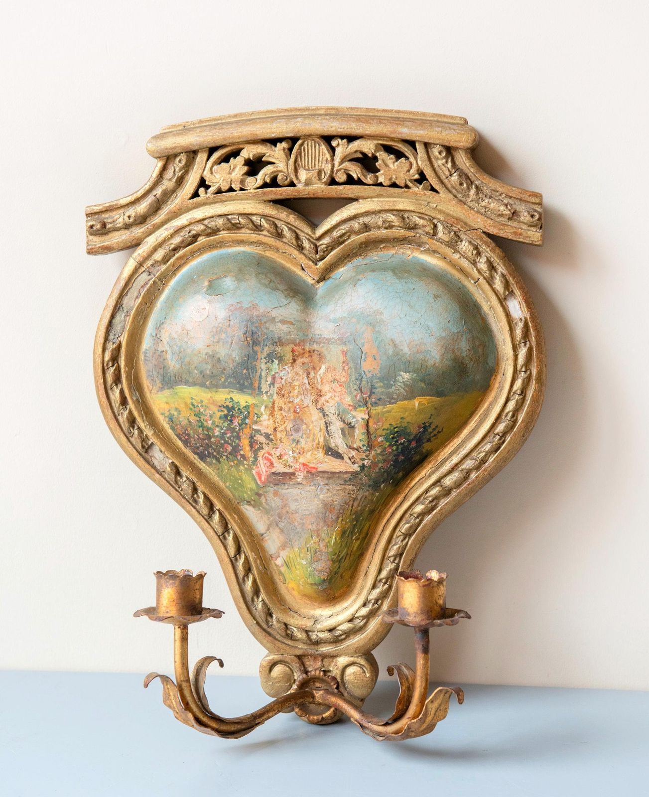 Antieke Franse Vergulde Wandkandelaar, 19e Eeuw — Met Handgeschilderd Hartpaneel, Zeldzame Romantische Kaarsenhouder photo vintage