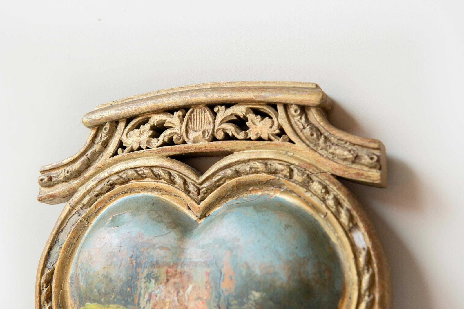 photo furniture Antieke Franse Vergulde Wandkandelaar, 19e Eeuw — Met Handgeschilderd Hartpaneel, Zeldzame Romantische Kaarsenhouder