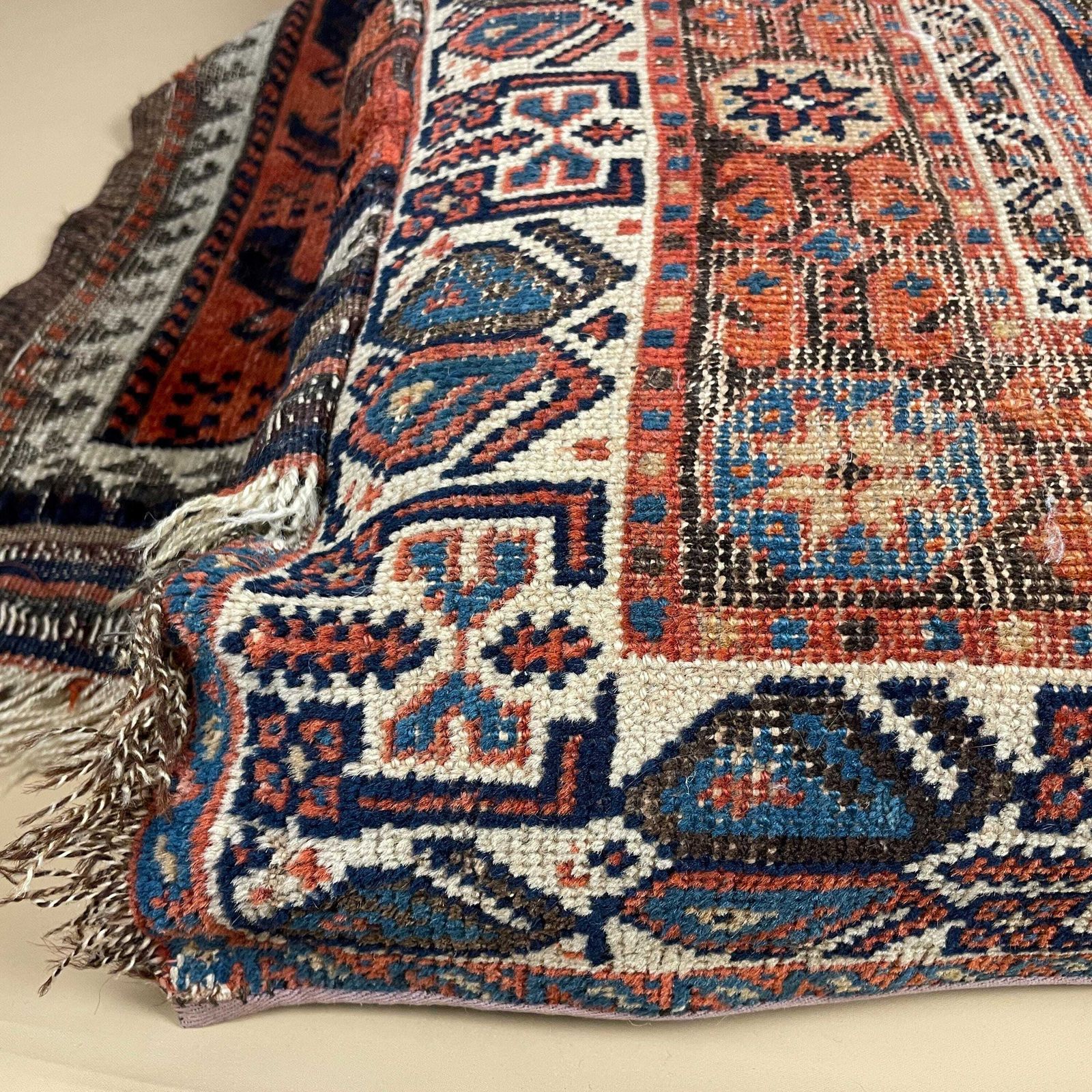 photo vintage Vintage Carpet Floor Cushion Wool Rug Leather Backed Turkish Handwoven Pouffe Sofa Seat Handmade Red Geometric Decorative Accent