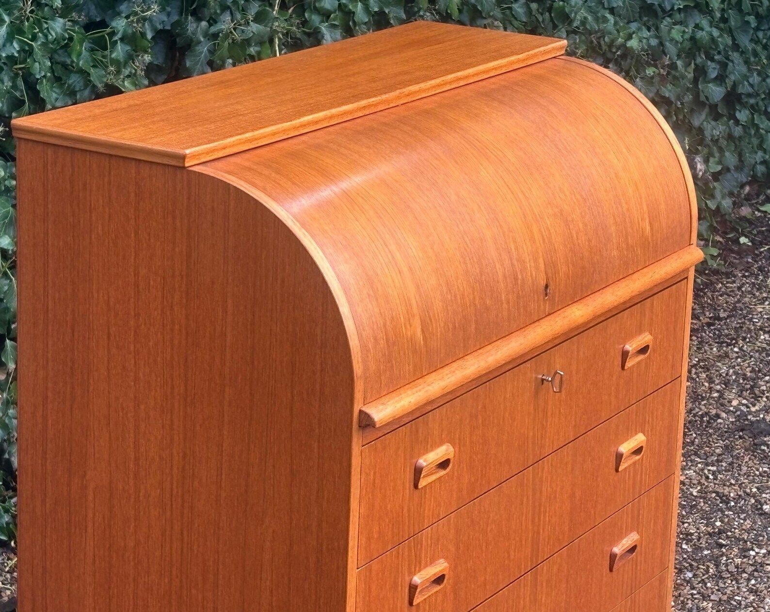 photo vintage Mid Century Cylinder Top Bureau In Teak