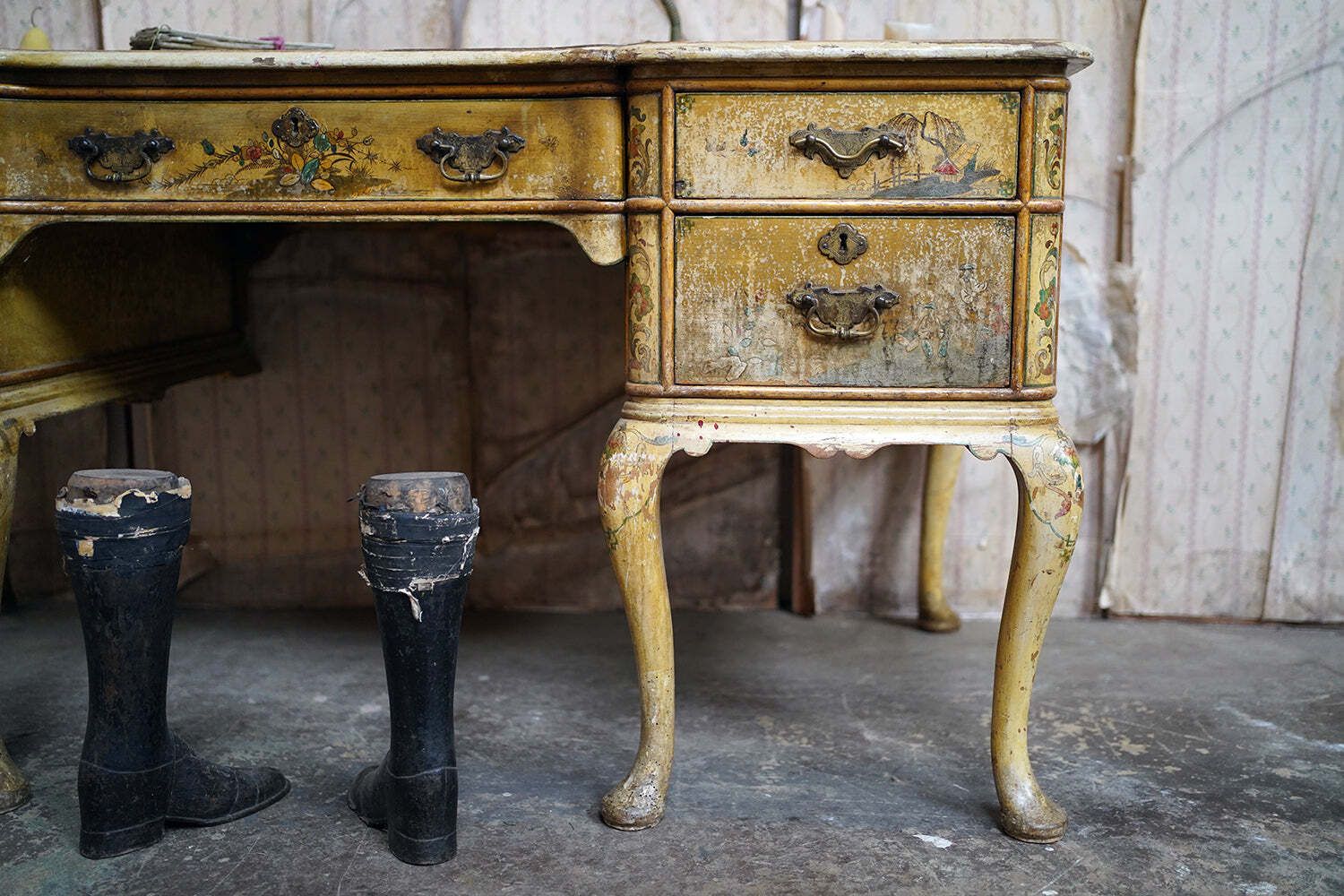 An Early 20thc Chinoiserie Lacquer Decorated & Painted Desk C.1920 25 photo 2800.0