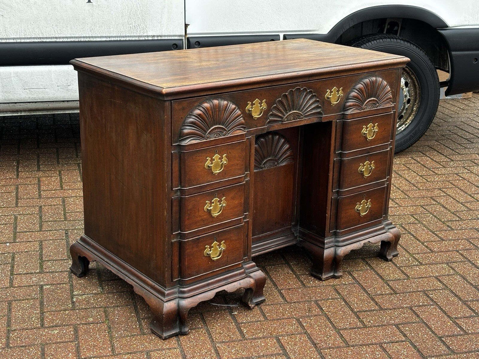 photo vinterior Antique Mahogany Rhode Island Desk, In The Style Of John Townsend.