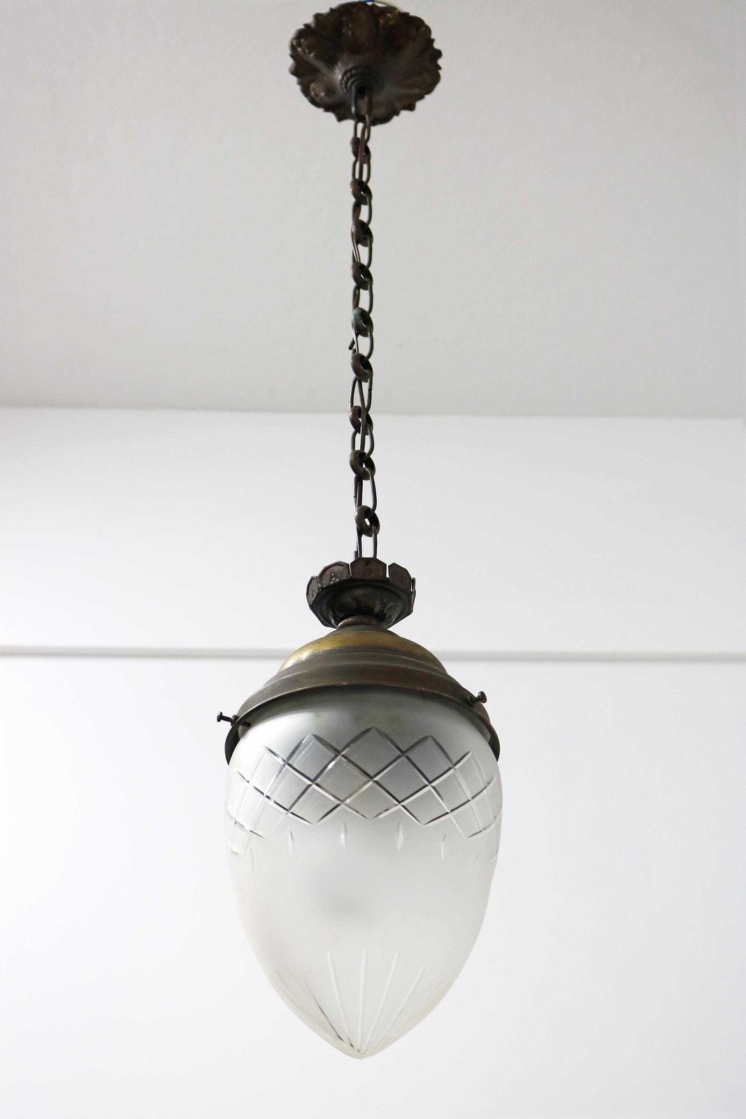 Antieke Franse Druppelvormige Hanglamp – Messing & Gegraveerd Matglas Hallantaarn