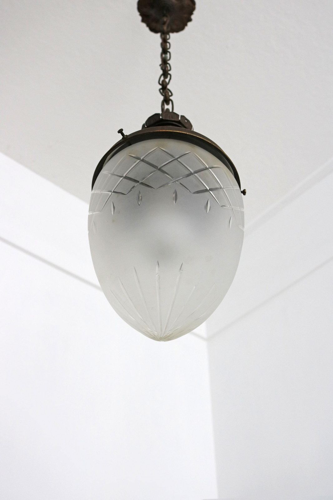 Antieke Franse Druppelvormige Hanglamp – Messing & Gegraveerd Matglas Hallantaarn photo for sale