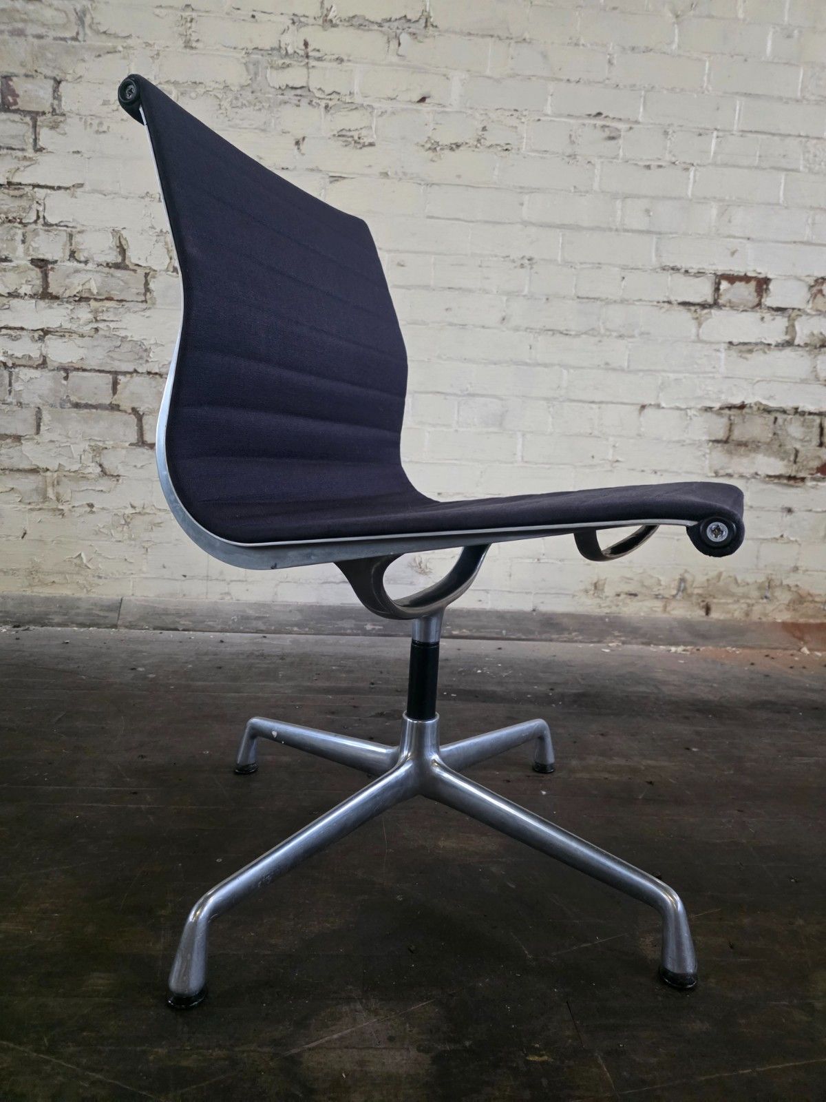 photo vinterior Pair Of Mid Century Vitra Ea 105 Office Chairs In Navy