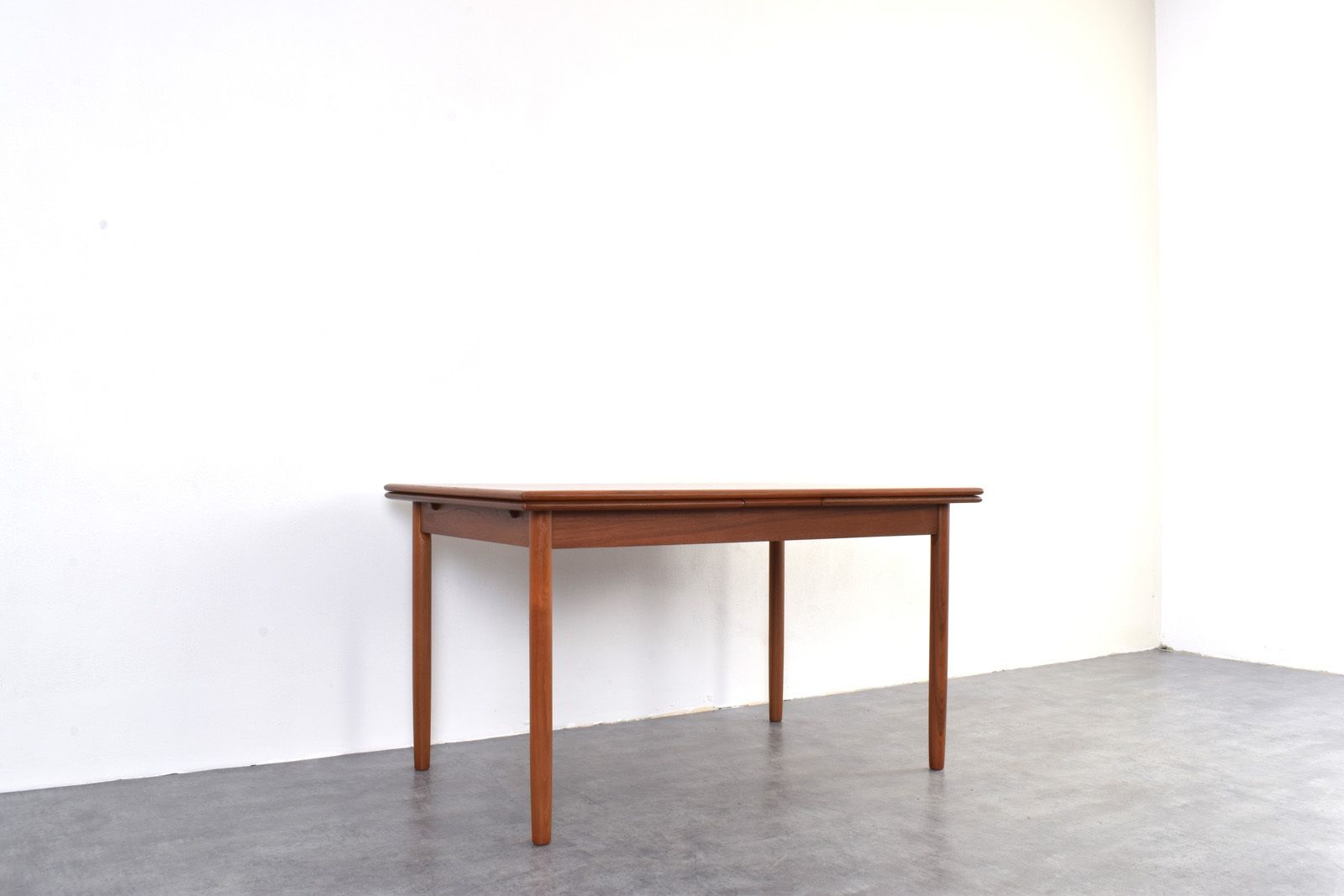 Mid Century Danish Teak Extendable Dining Table, 1960s. photo vinterior
