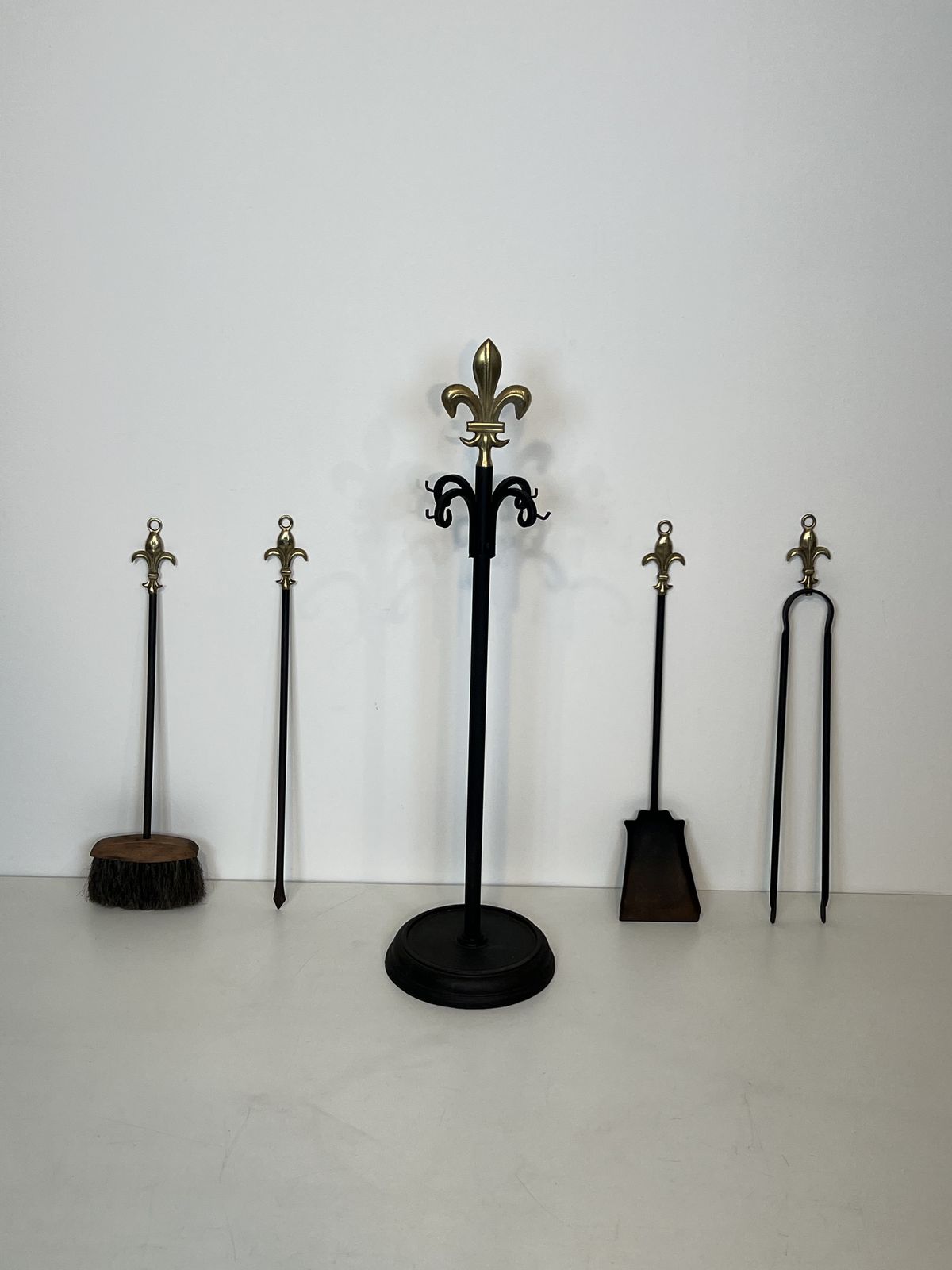 photo vinterior Neoclassical Style Fire Kit In Black Lacquered Metal And Brass With Fleur De Lis Motifs