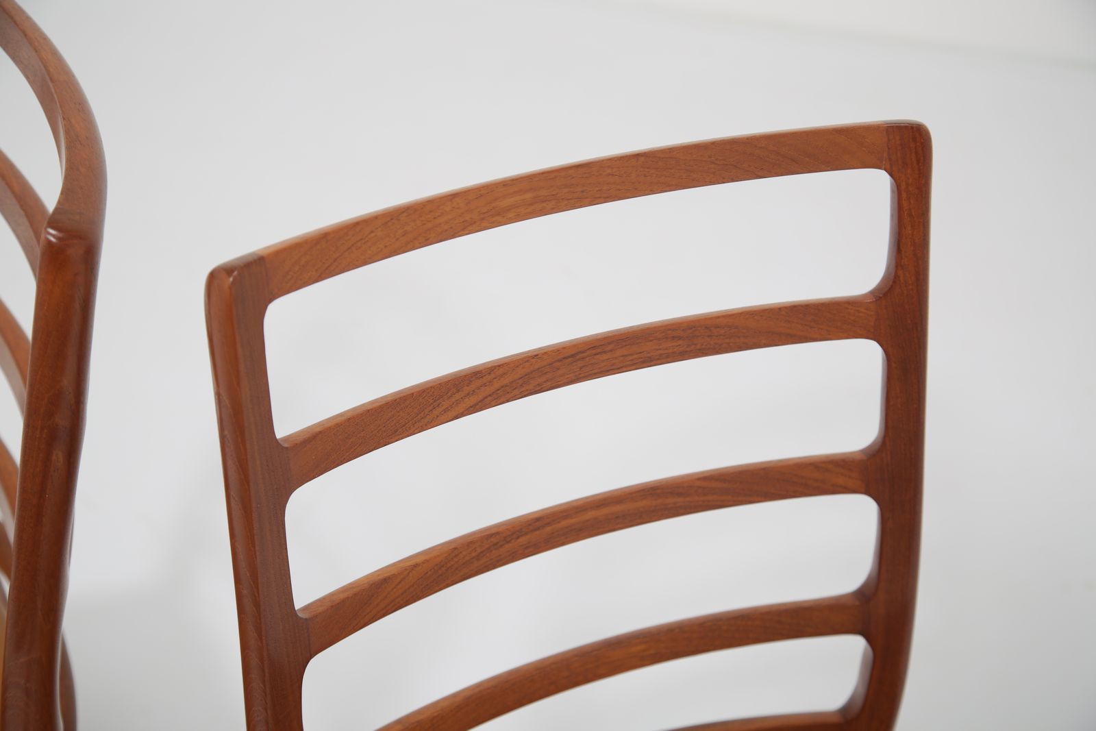 photo vinterior Niels Otto Møller Model 82 Dining Chairs: Set Of 8 In Solid Teak And Tan Leather For J.L. Møllers, 1960s