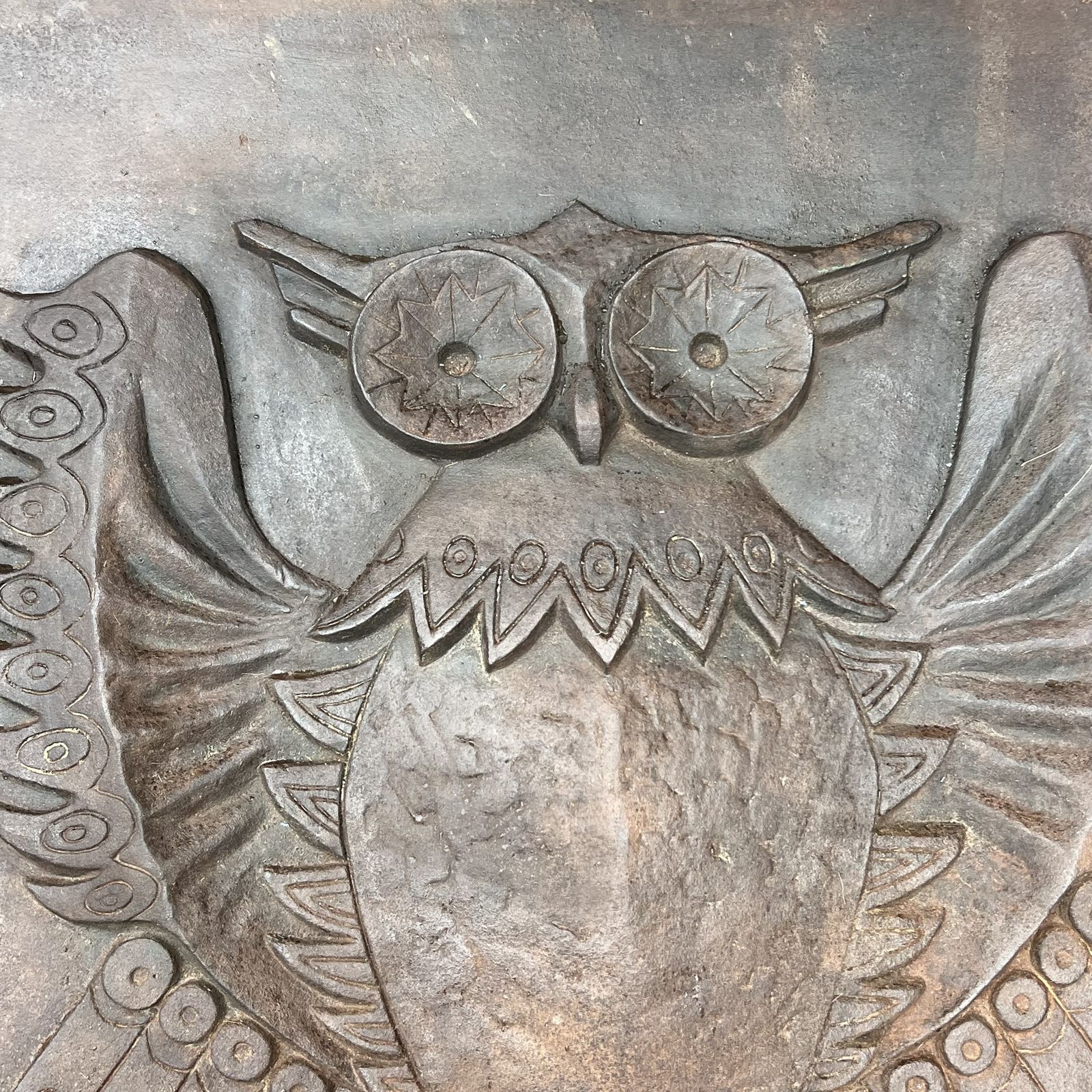 photo vinterior Important Modernist Cast Iron Fireback, Owl Model, Signed Lucas By The Stern Foundry