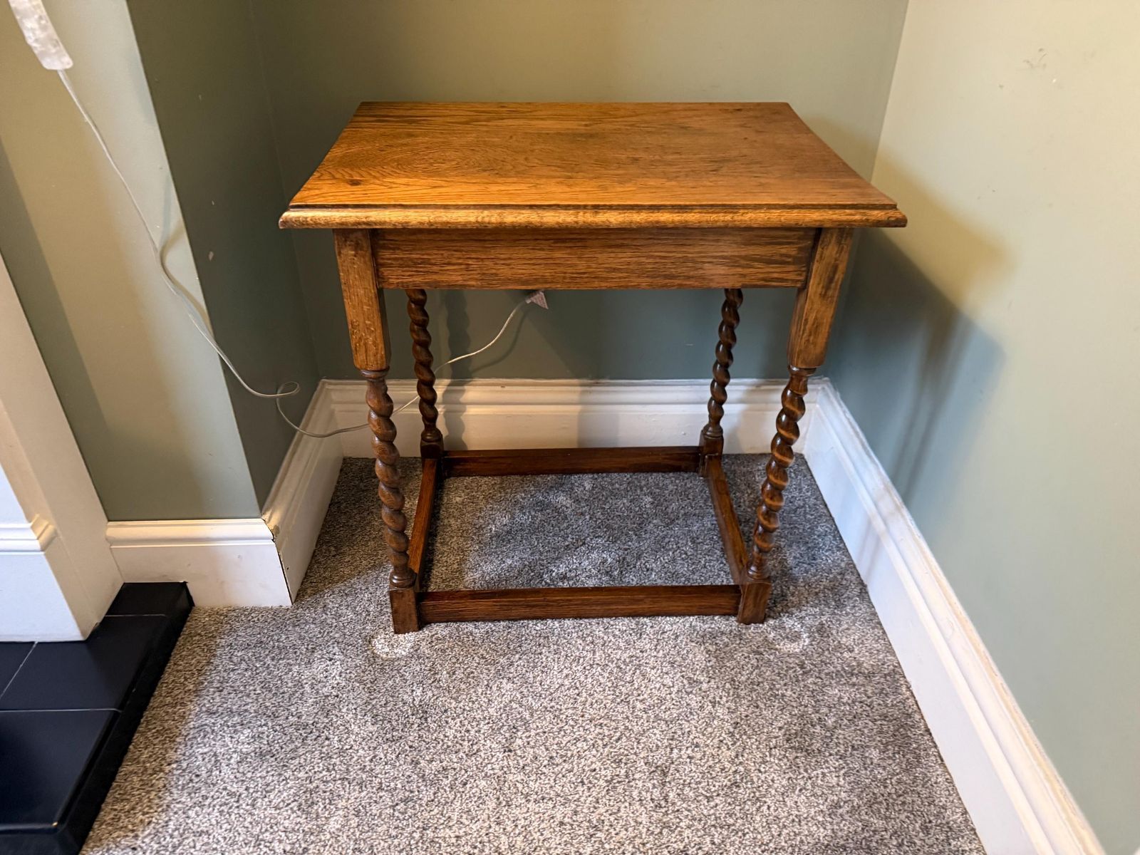 photo vintage Antique Side Table With Barley Twist Legs. Victorian Oak Occasional Table