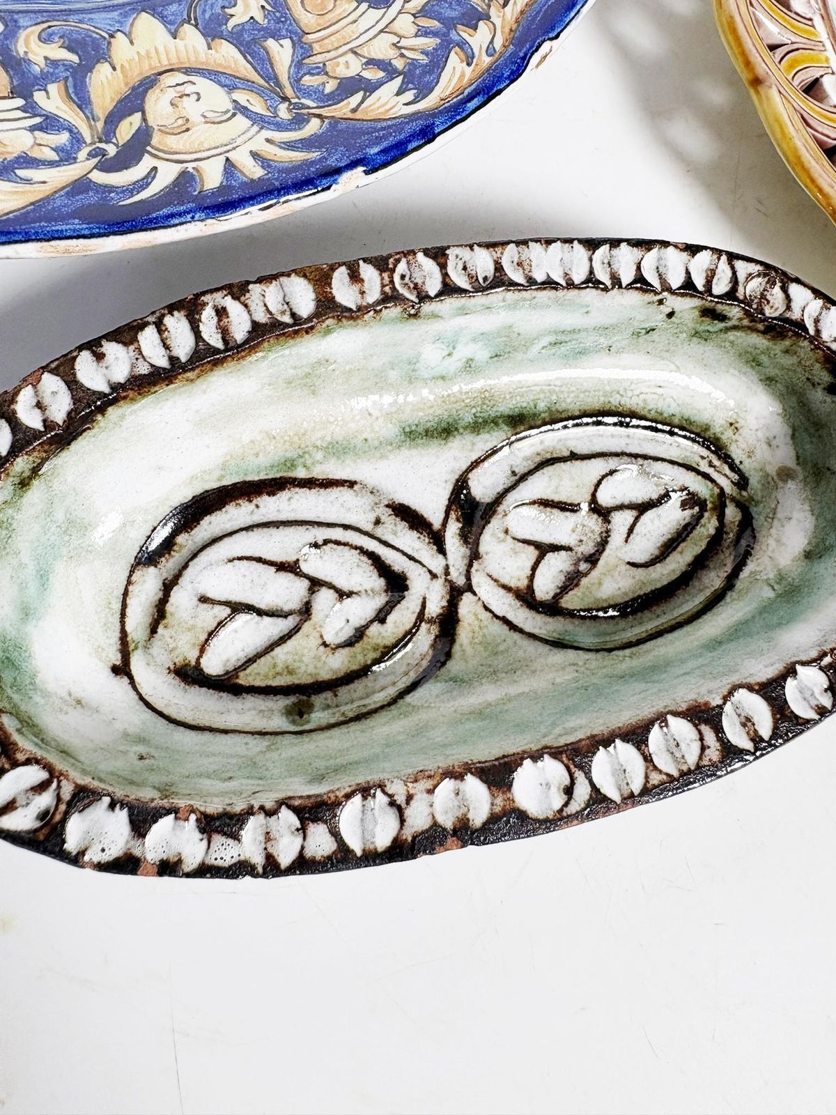 photo furniture Set Of 2 Majolica Plates, Early 20th Century And An Earthenware Dish, France