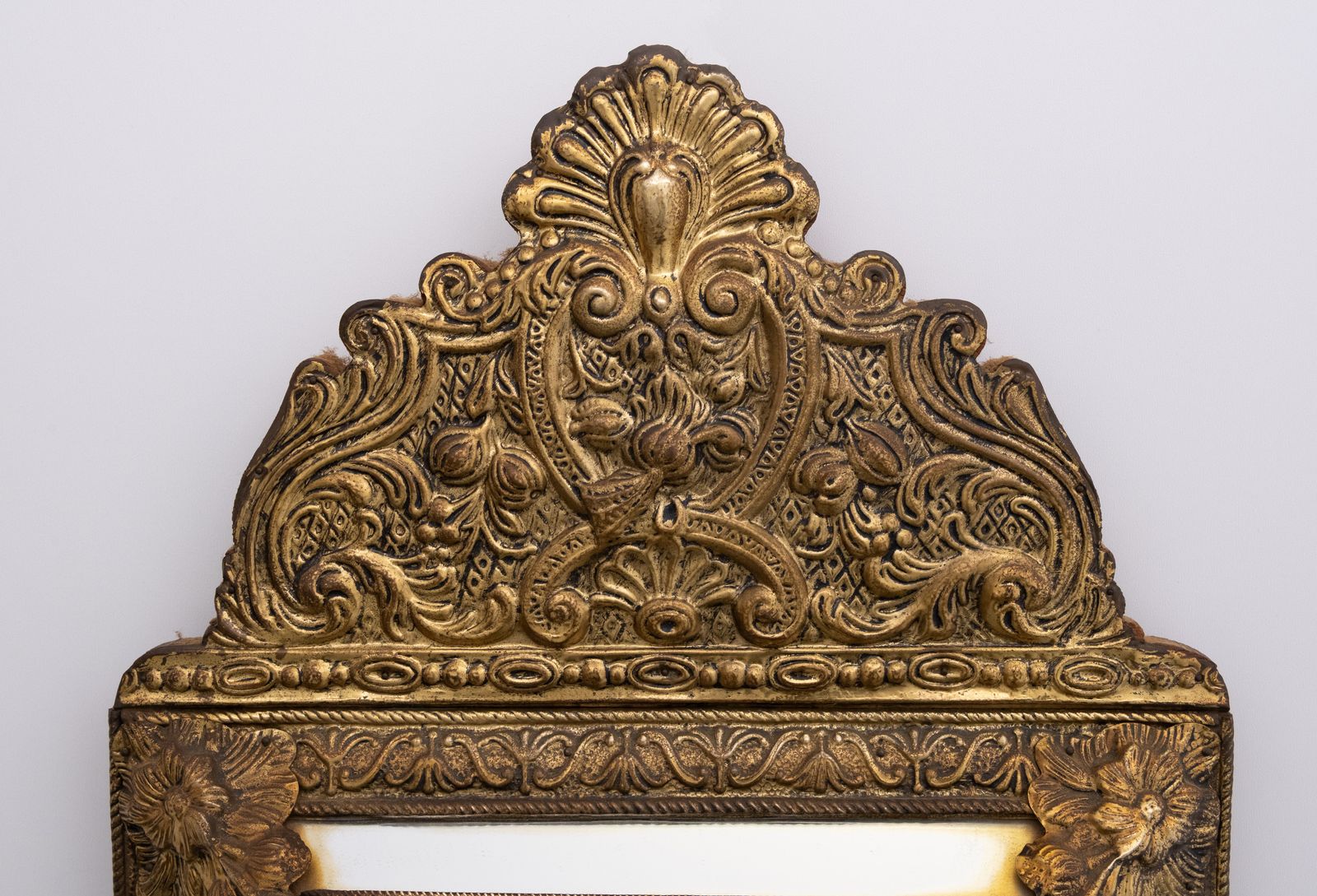 Antiek Nederlands Messing Ornamenteel Repoussé Hangspiegeltje photo 600.0
