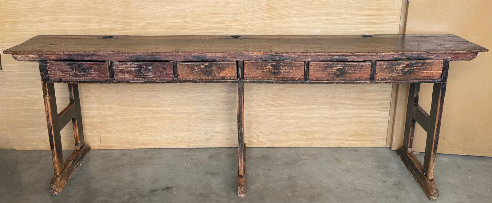 Grande console en bois massif de noyer à six tiroirs photo for sale