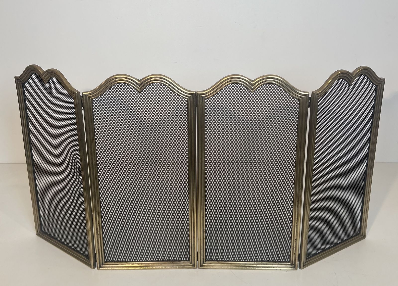Neoclassical Style Fire Screen In Brass And Wire Mesh photo furniture