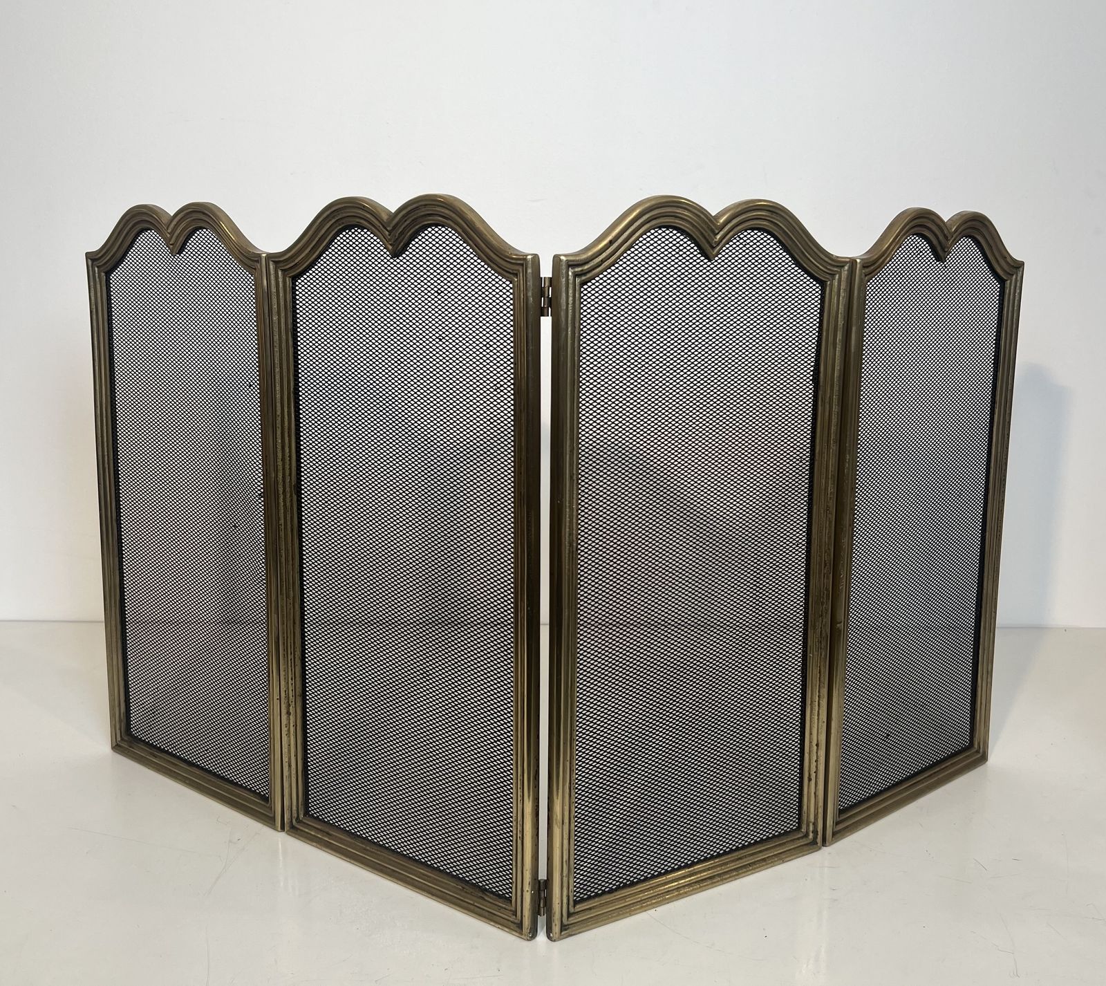 Neoclassical Style Fire Screen In Brass And Wire Mesh photo 1250.0