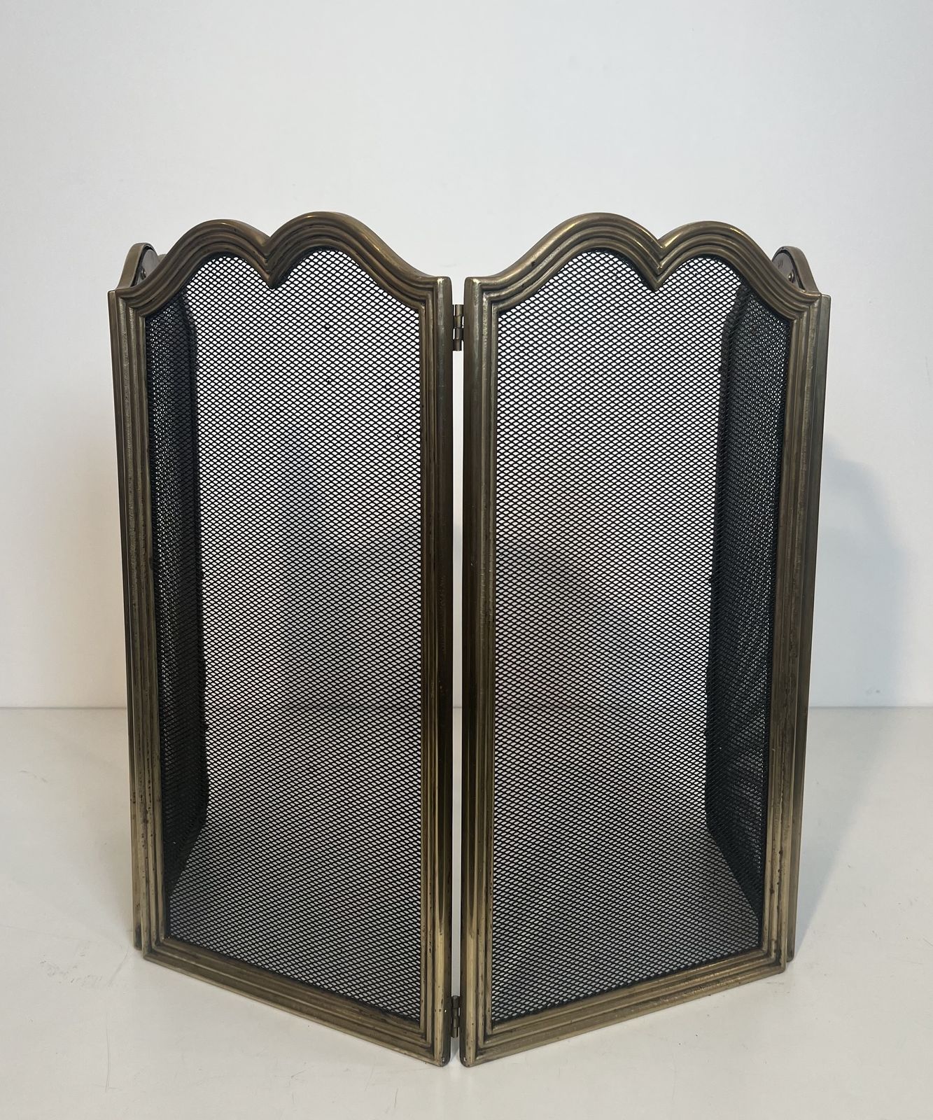 photo furniture Neoclassical Style Fire Screen In Brass And Wire Mesh
