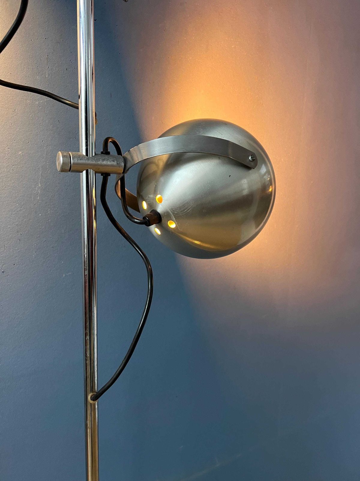 Zilveren Mid Century Vintage Herda Eyeball Vloerlamp. photo 527.0