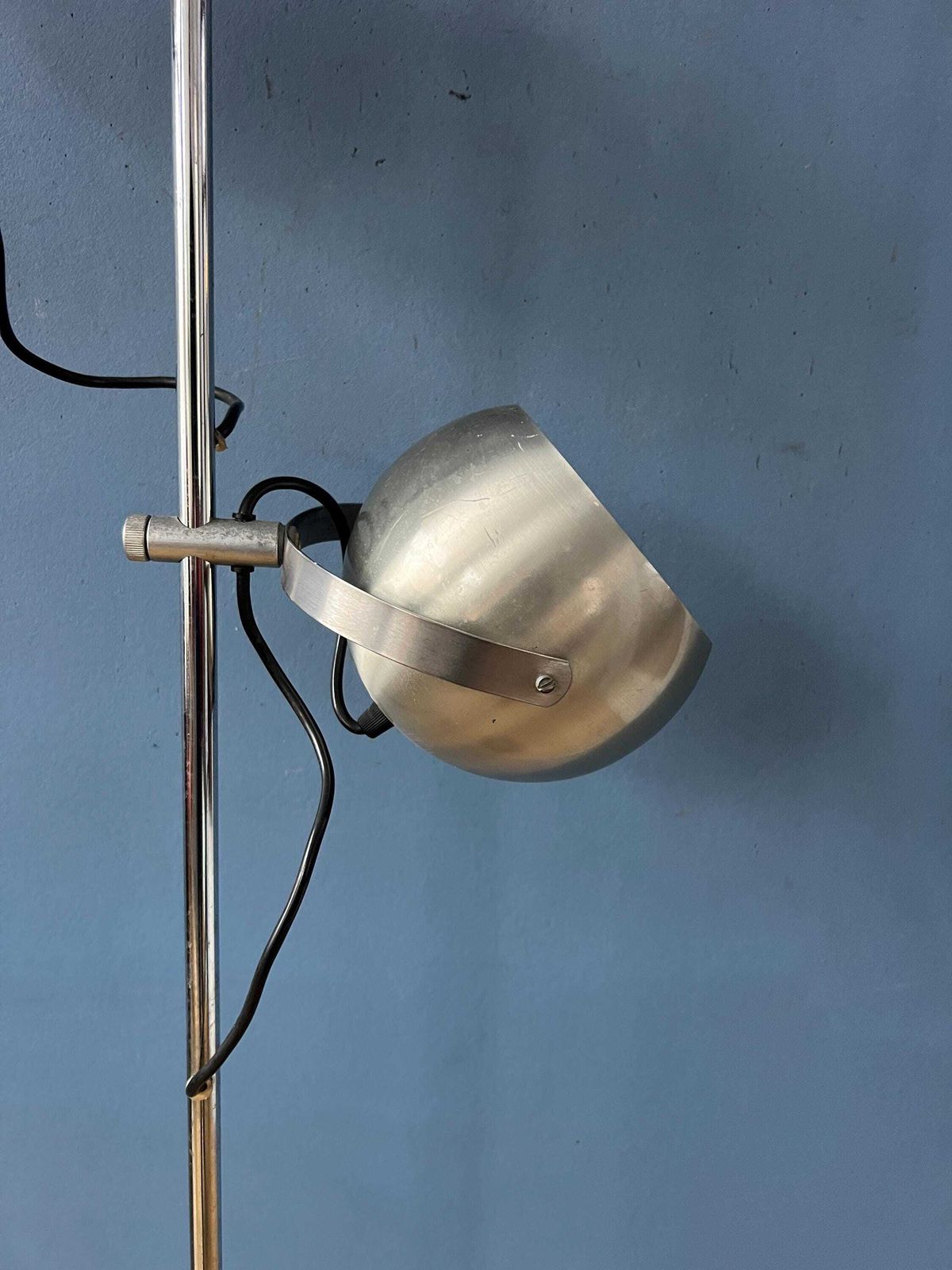 photo vinterior Zilveren Mid Century Vintage Herda Eyeball Vloerlamp.