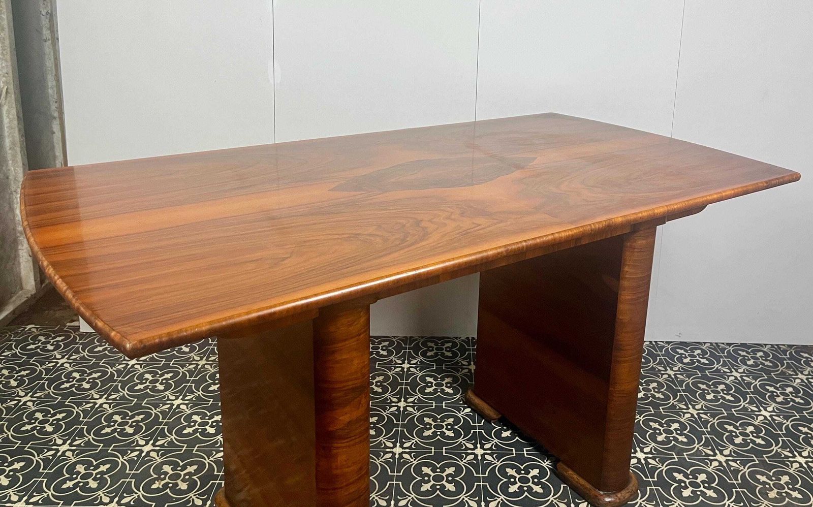 photo vintage 1930’s Vintage Art Deco Burr Walnut Dining Table, Period Furniture