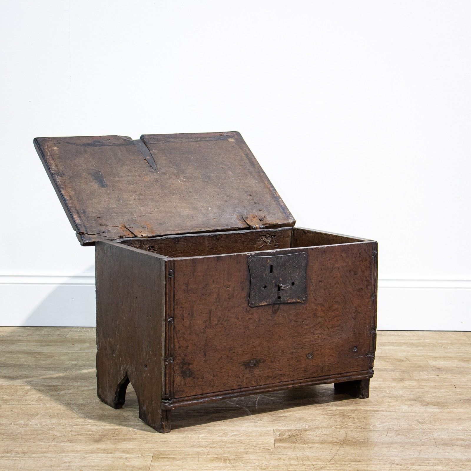 Elizabethan 16th Century Small Oak Church Coffer photo furniture