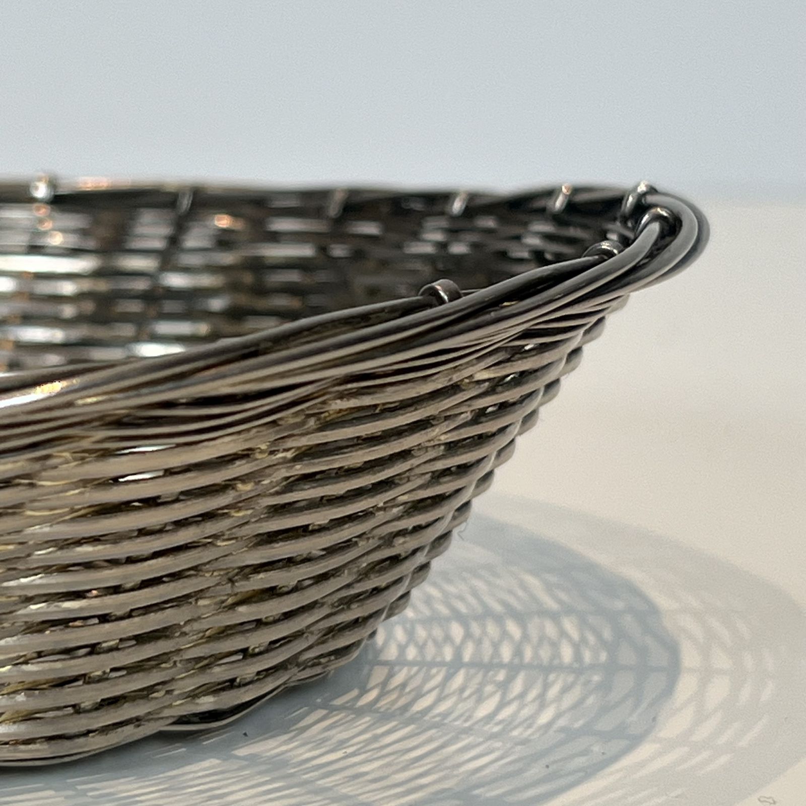 photo vintage Set Of Two Baskets / Trinket Trays Made Of Silver Metal Wire