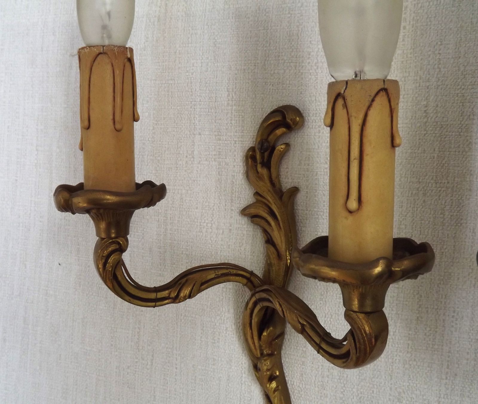 photo vinterior Elegant Vintage French Bronze Double Wall Sconces With Acanthus Leaf Detail