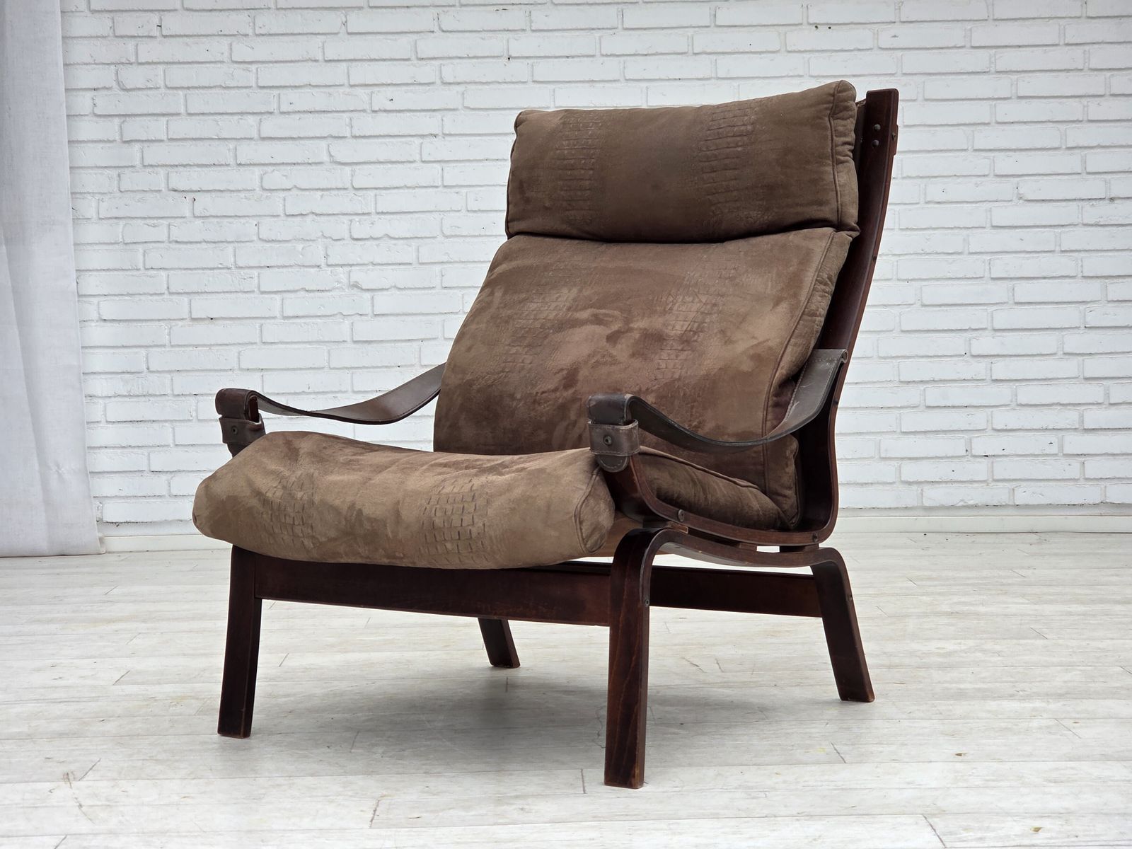 photo vintage 1970s, Scandinavian Lounge Chair, Nubuck Leather, Canvas, Beech Wood.