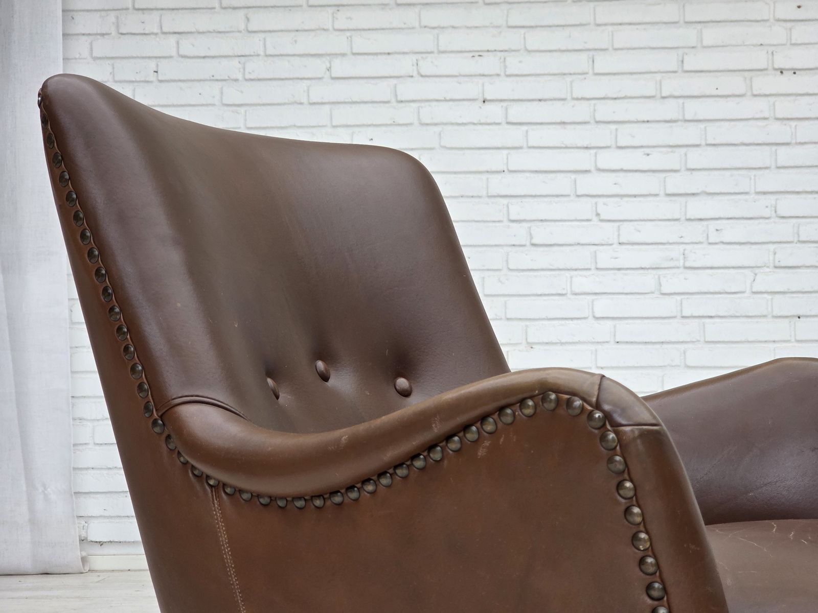 Ca. Jaren 1960, Deense Fauteuil, Meubelsleder, Essenhout Poten. photo Meubels