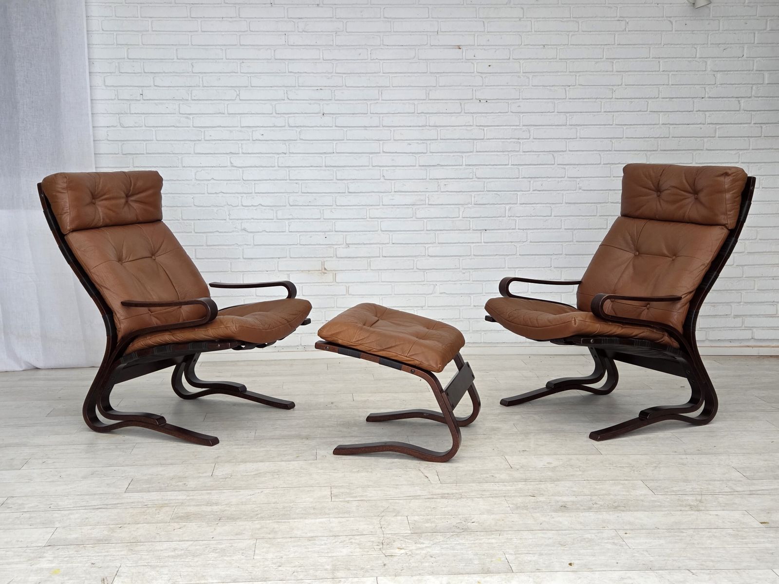 Jaren 1970, Noors Design Van Else & Nordahl Solheim, Set Van 2 Stoelen Met Voetenbank, Model "Kengu". photo furniture