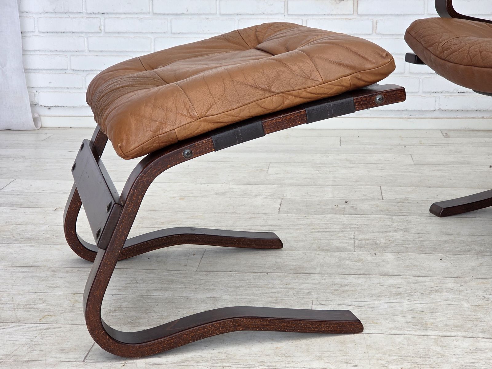 1970s, Norwegian Design By Else & Nordahl Solheim, Set Of 2 Chairs With Footstool, Model "Kengu". photo vinterior