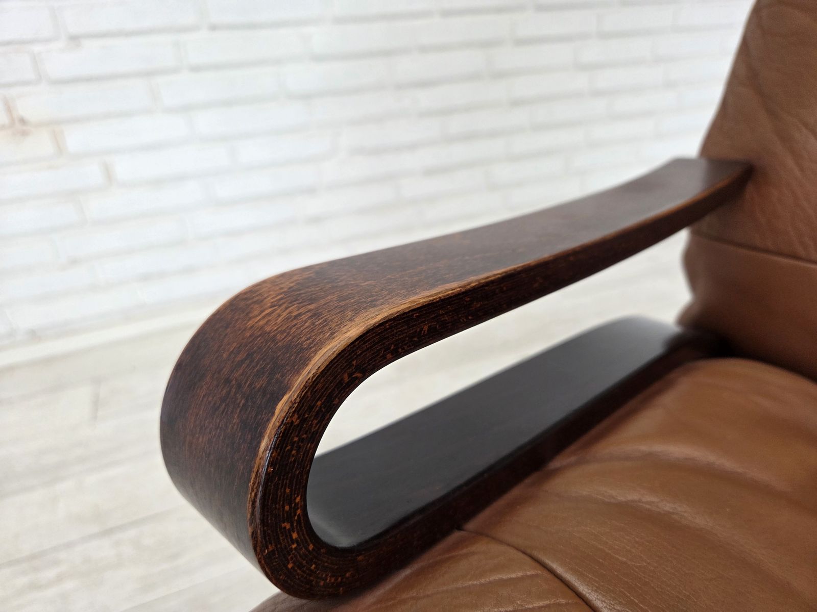 photo furniture Jaren 1970, Noors Design Van Else & Nordahl Solheim, Set Van 2 Stoelen Met Voetenbank, Model "Kengu".