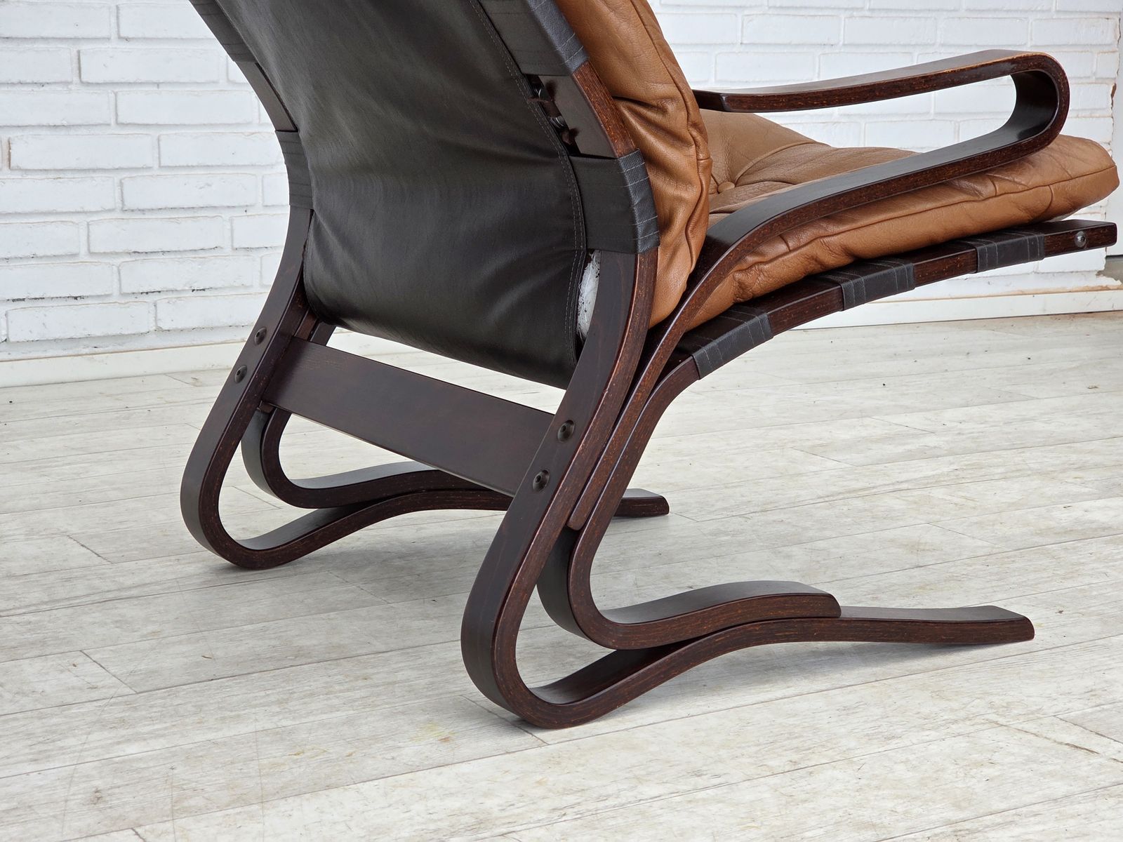 photo vintage Jaren 1970, Noors Design Van Else & Nordahl Solheim, Set Van 2 Stoelen Met Voetenbank, Model "Kengu".