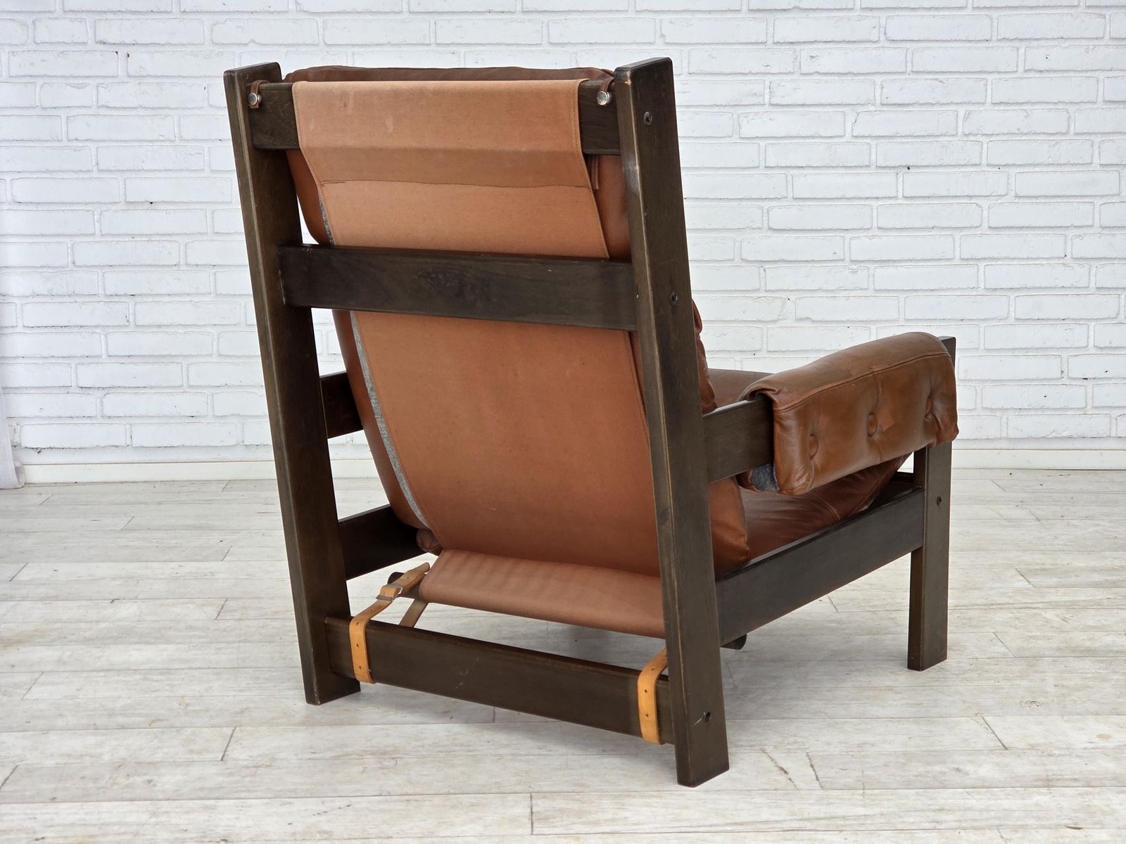 photo vintage 1970s, Scandinavian Armchair, Furniture Leather, Canvas, Oak Wood.