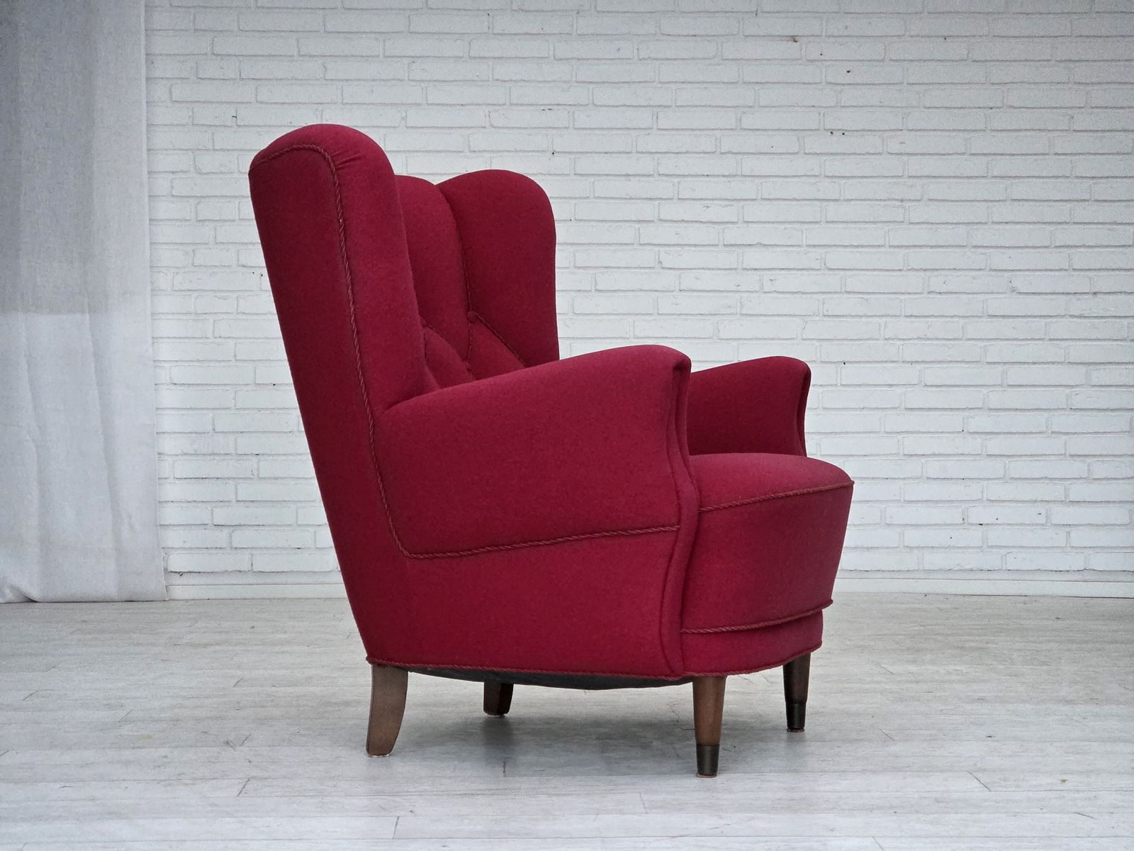 Jaren 1960, Deense Fauteuil, Meubelwol, Beukenhouten Poten. photo furniture