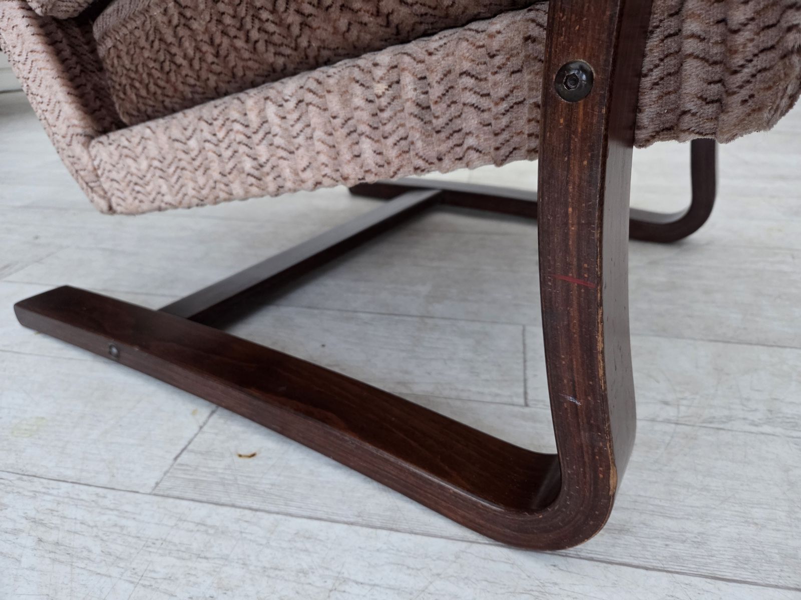 Ca. Jaren 1970, Deense Fauteuil, Lichtbruin Meubelcord, Donker Beukenhout. photo 980.0