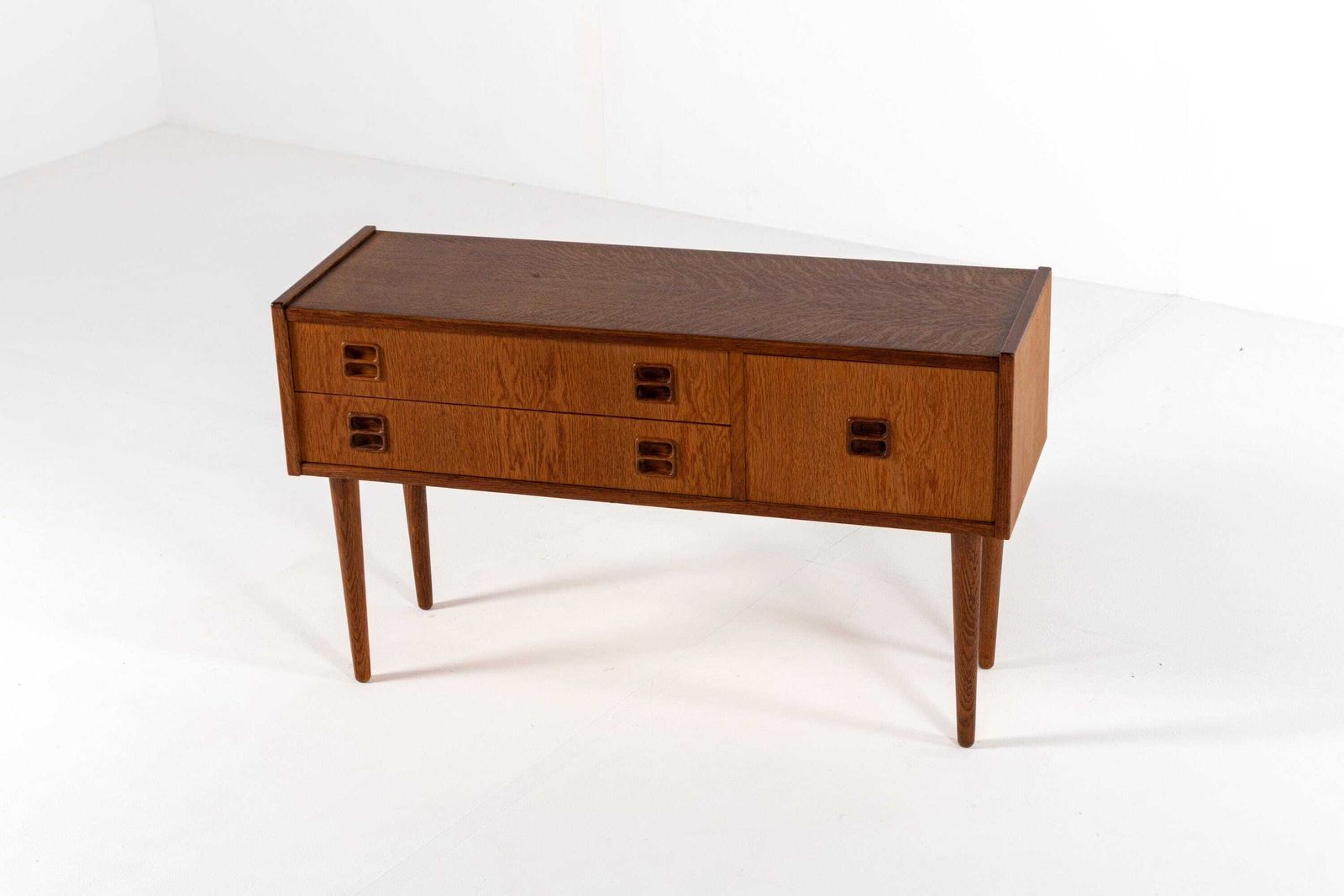 Mid Century Modern Danish Oak Sideboard / Chest Of Drawers 1960s photo vinterior