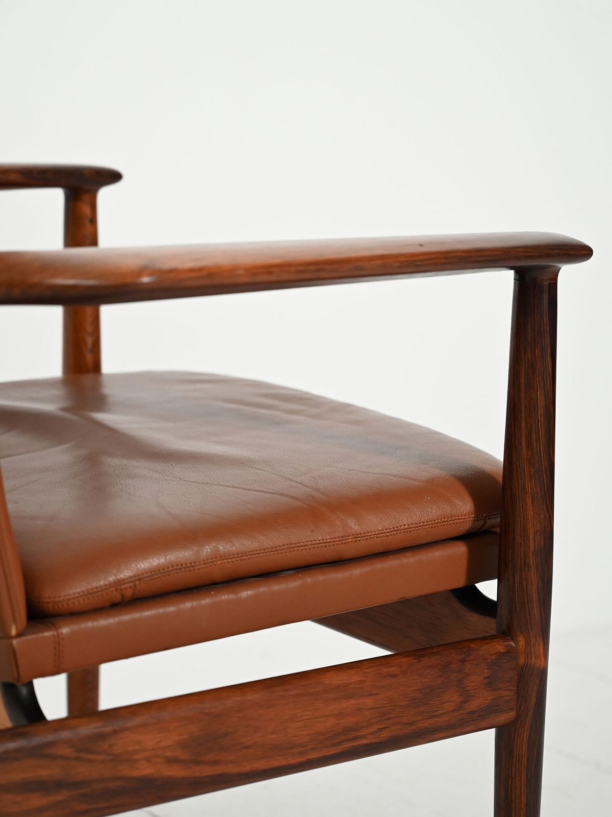 photo buy Pair Of “Ark” Armchairs By Arne Vodder In Leather