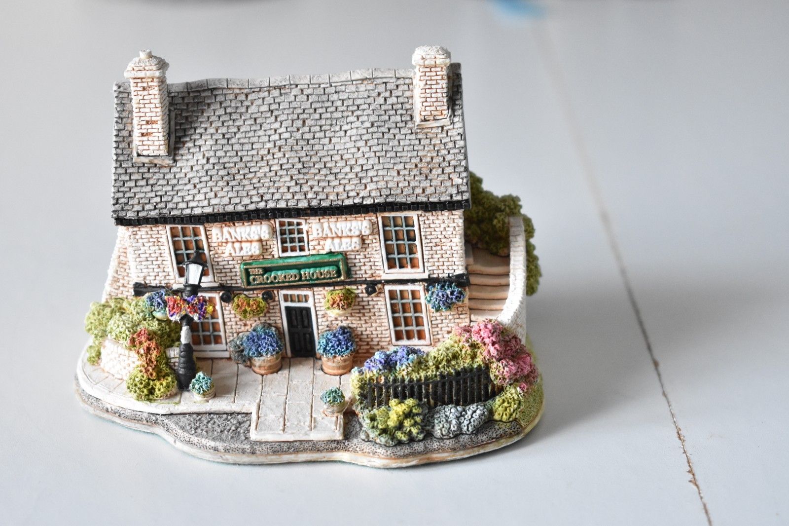 Home Decor Lilliput Lane The Crooked House L3001 The British Collection Boxed And Deeds photo